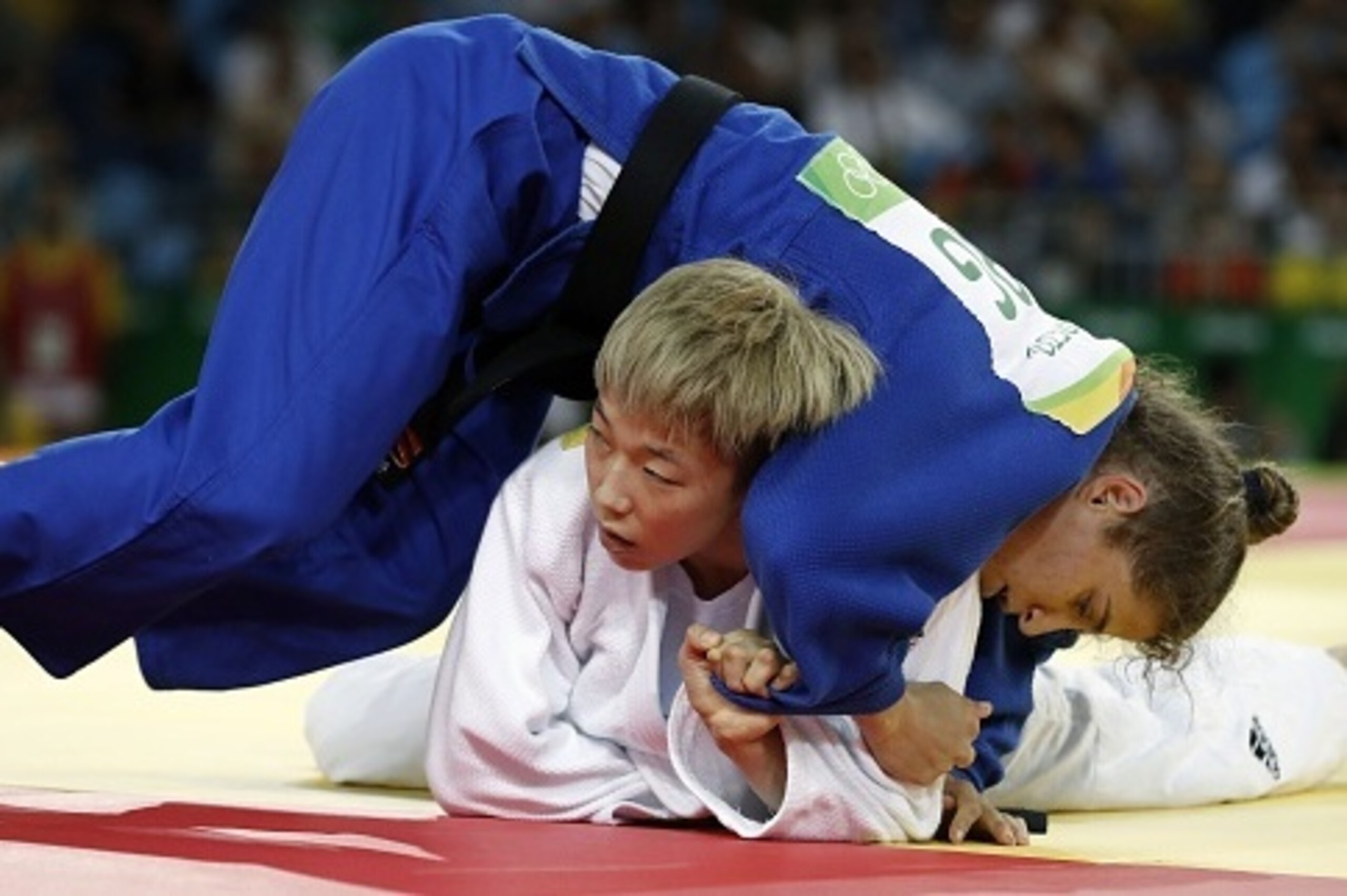 Argentina's Paula Pareto (blue) competes with South Korea's Jeong Bokyeong during their women's -48kg judo contest gold medal match of the Rio 2016 Olympic Games in Rio de Janeiro on August 6, 2016. / AFP / Jack GUEZ        (Photo credit should read JACK 