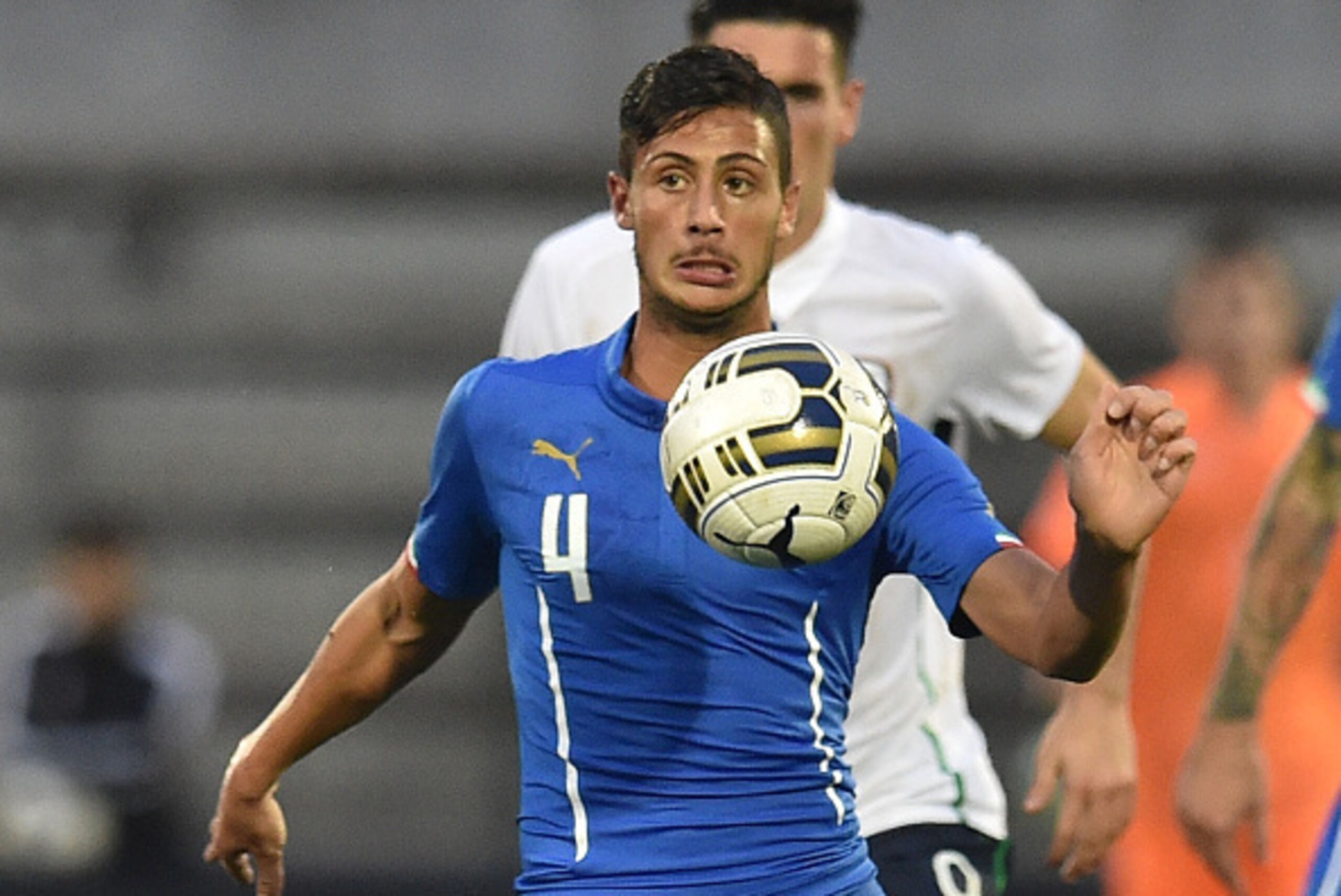 VICENZA, ITALY - OCTOBER 13:  Rolando Mandragora of Italy in action during the 2017 UEFA European U21 Championships Qualifier between Italy and Republic of Ireland at Stadio Romeo Menti on October 13, 2015 in Vicenza, Italy.  (Photo by Giuseppe Bellini/Ge