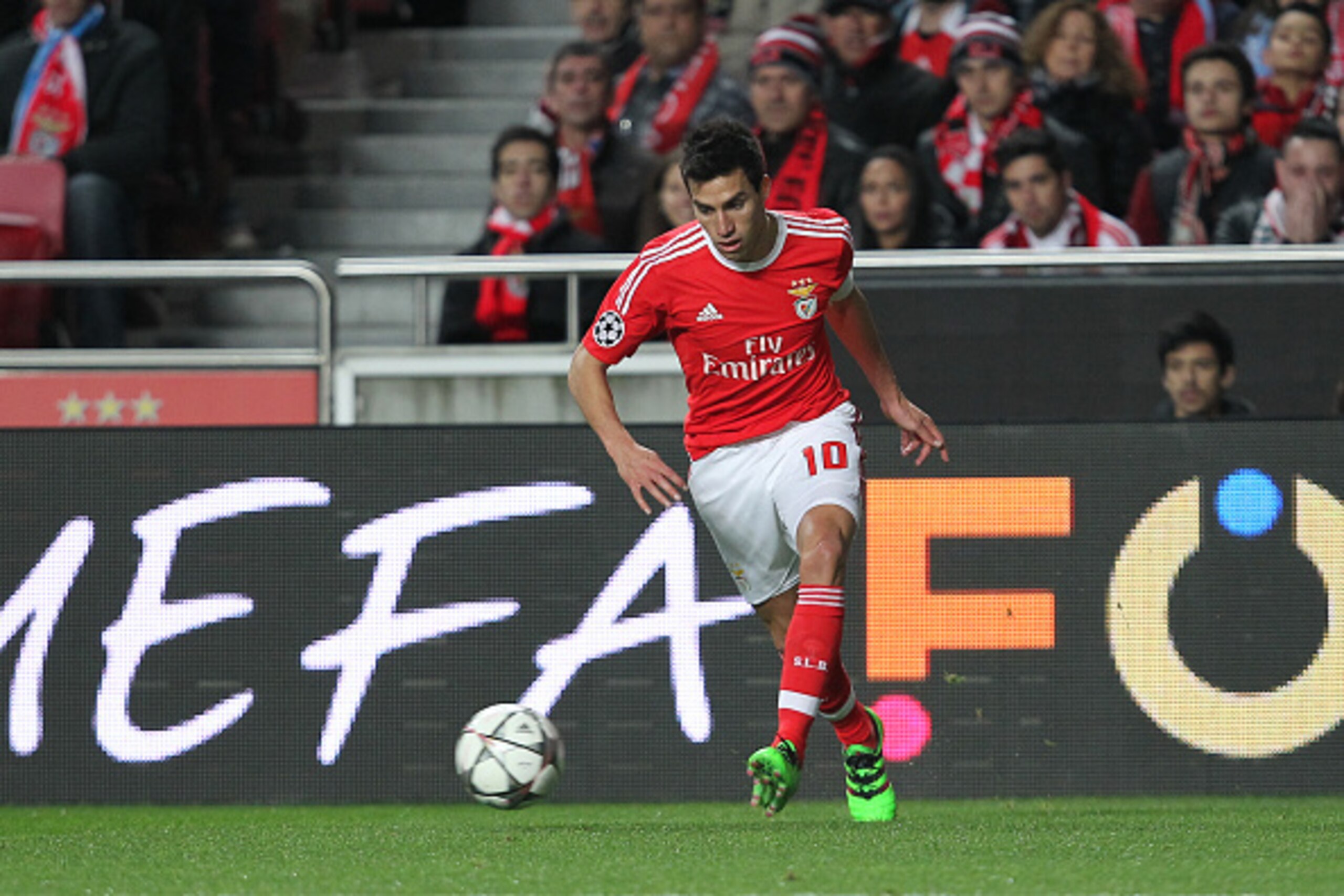 LISBON, PORTUGAL - FEBRUARY 16: Benfica's midfielder Nicolas Gaitan during the match between SL Benfica and FC Zenit for the UEFA Champions League Round of 16 First Leg at Estadio da Luz on February 16, 2016 in Lisbon, Portugal.  (Photo by Carlos Rodrigue