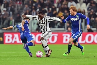 Juventus' Ghanaian midfielder  Kwadwo Asamoah (C) vies for the ball with Sassuolo's Italian midfielder Francesco Magnanelli (L) and Sassuolo's Italian midfielder Davide Biondini during the Italian Serie A football match betwenn Juventus and Sassuolo on Ma