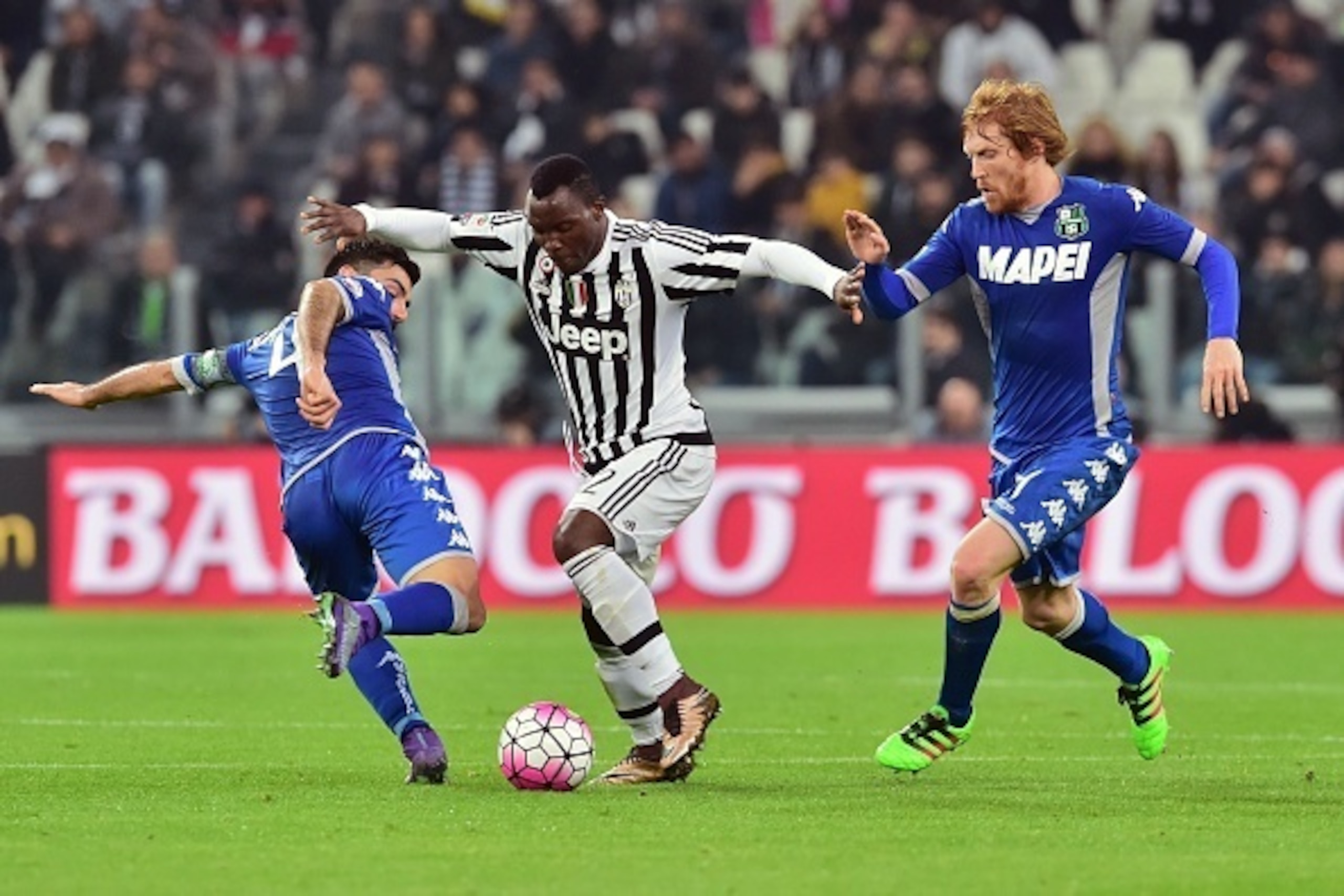 Juventus' Ghanaian midfielder  Kwadwo Asamoah (C) vies for the ball with Sassuolo's Italian midfielder Francesco Magnanelli (L) and Sassuolo's Italian midfielder Davide Biondini during the Italian Serie A football match betwenn Juventus and Sassuolo on Ma