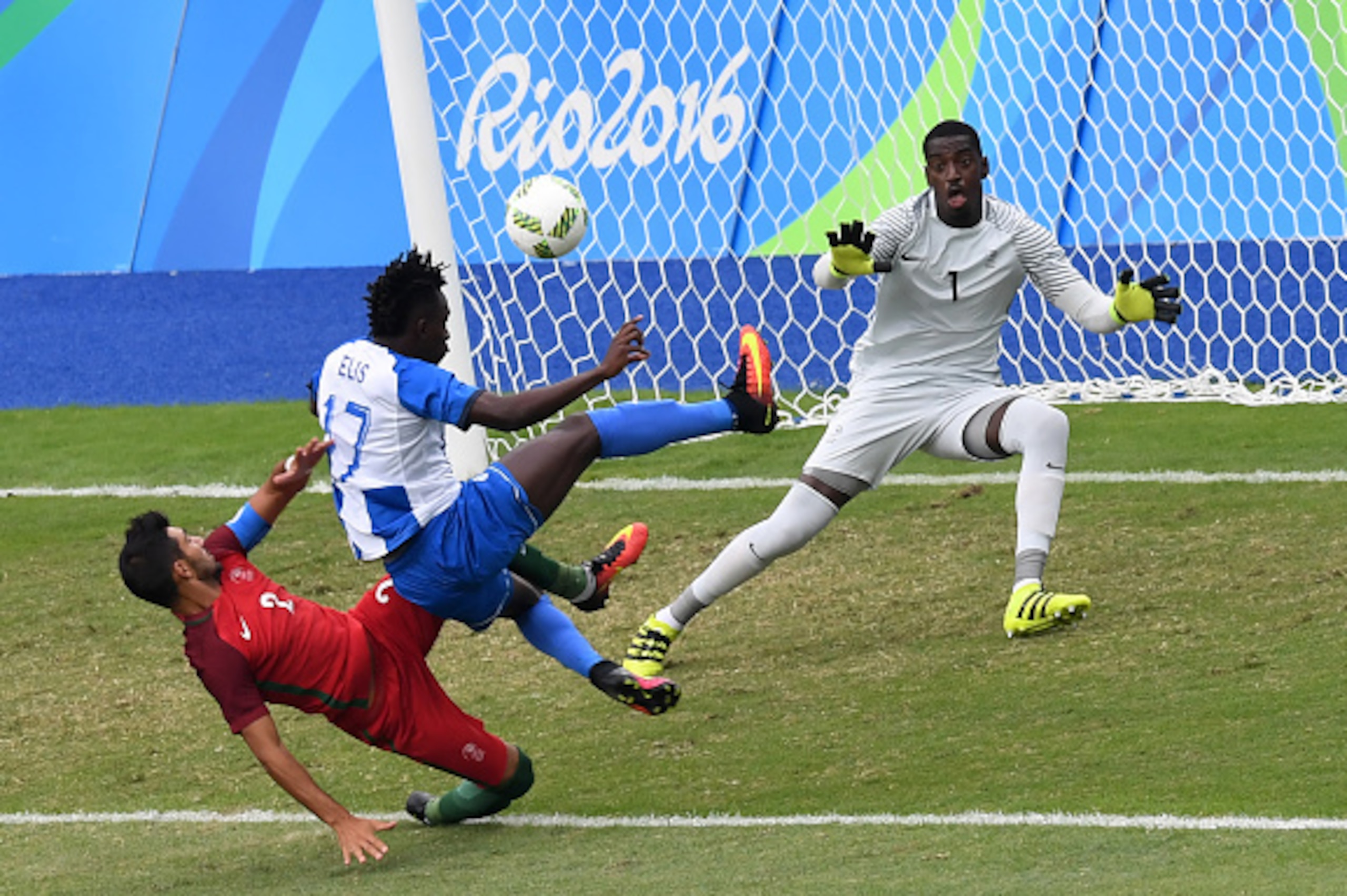 Elis Alberth (C) of Honduras scores past Portugal goalkeeper Bruno Varela (R) during their Rio 2016 Olympic Games men's First Round Group D football match at the Olympic Stadium in Rio de Janeiro, Brazil, on August 7, 2016. / AFP / VANDERLEI ALMEIDA Elis Alberth (C) of Honduras scores past Portugal goalkeeper Bruno Varela (R) during their Rio 2016 Olympic Games men's First Round Group D football match at the Olympic Stadium in Rio de Janeiro, Brazil, on August 7, 2016. / AFP / VANDERLEI ALMEIDA