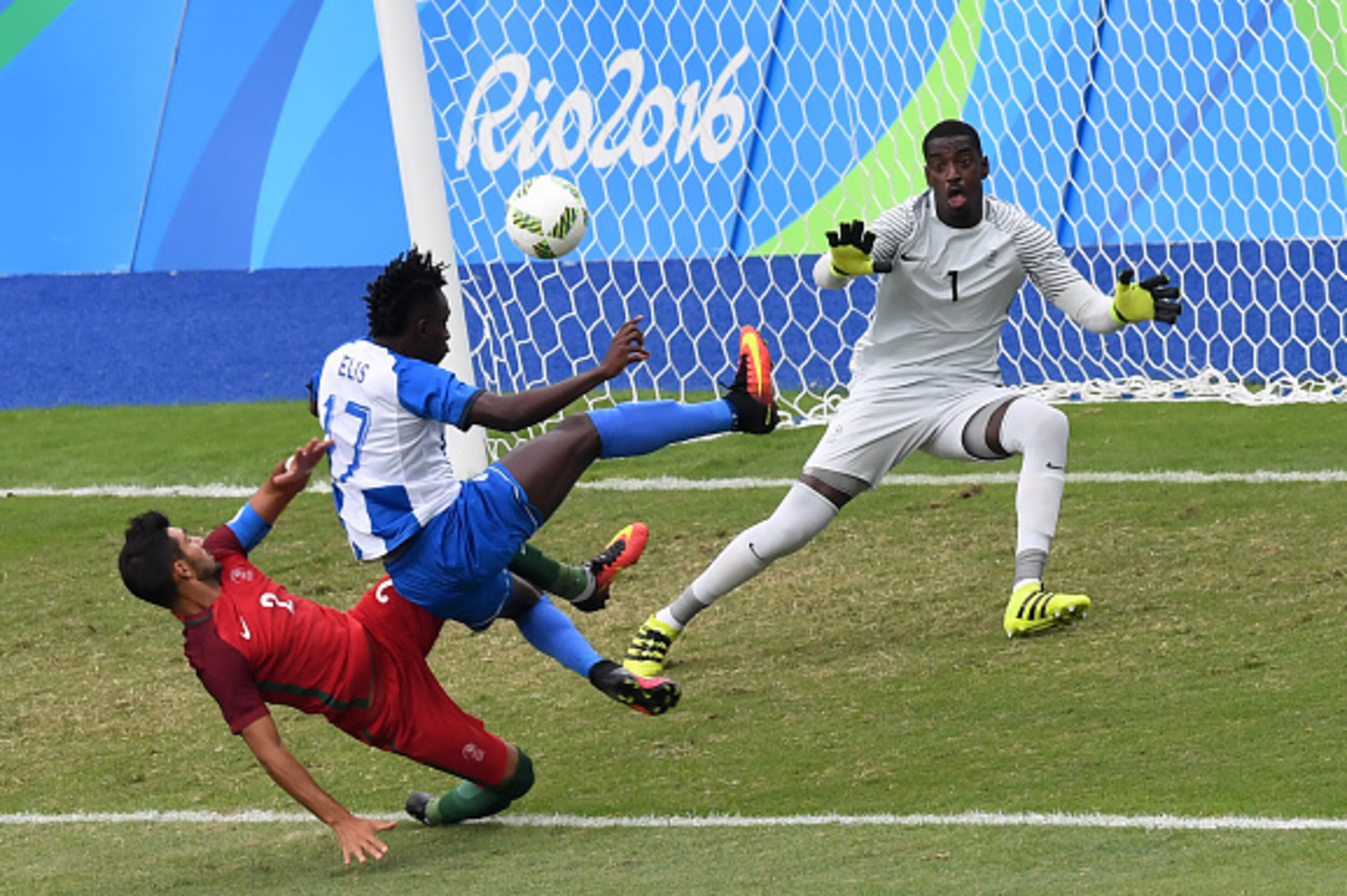 Elis Alberth (C) of Honduras scores past Portugal goalkeeper Bruno Varela (R) during their Rio 2016 Olympic Games men's First Round Group D football match at the Olympic Stadium in Rio de Janeiro, Brazil, on August 7, 2016. / AFP / VANDERLEI ALMEIDA      