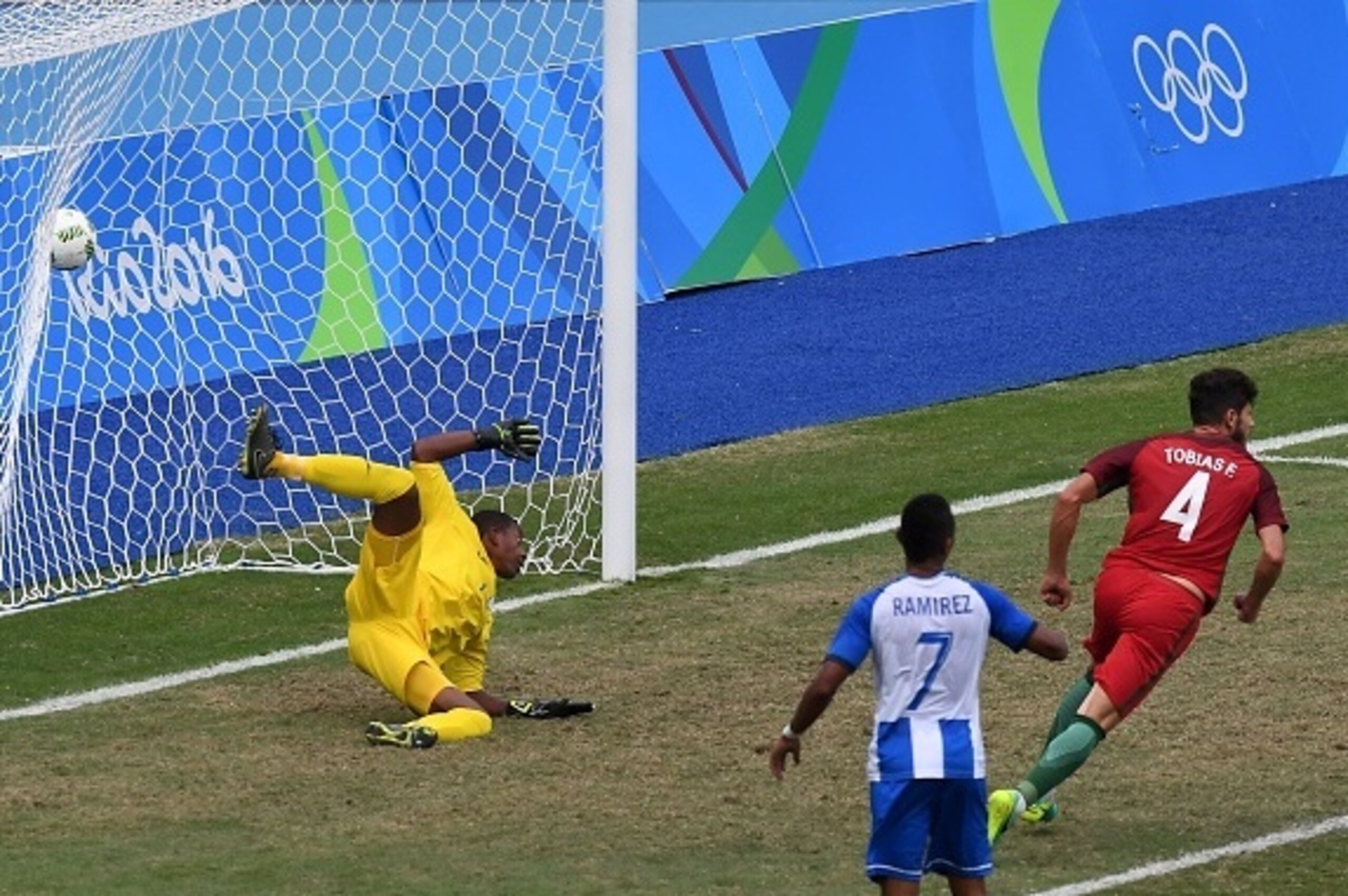 Tobias Figueiredo (R) of Portugal scores against Honduras during their Rio 2016 Olympic Games men's First Round Group D football match at the Olympic Stadium in Rio de Janeiro, Brazil, on August 7, 2016. / AFP / VANDERLEI ALMEIDA (Photo credit shou Tobias Figueiredo (R) of Portugal scores against Honduras during their Rio 2016 Olympic Games men's First Round Group D football match at the Olympic Stadium in Rio de Janeiro, Brazil, on August 7, 2016. / AFP / VANDERLEI ALMEIDA (Photo credit shou