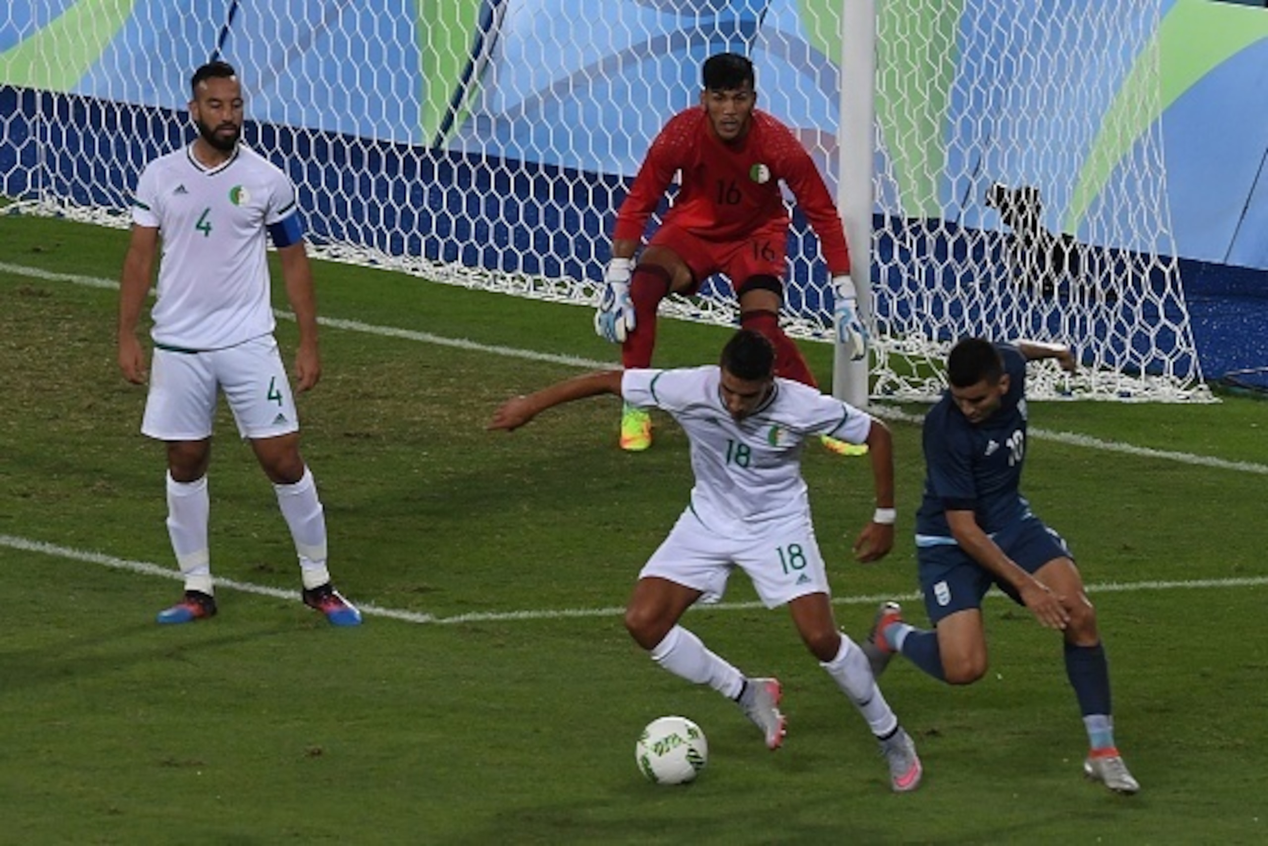 Argentina player Angel Correa (R) vies for the ball with Algeria player Rachid Ait-Atmane during the Rio 2016 Olympic Games men's First Round Group D football match, at the Olympic Stadium in Rio de Janeiro on August 7, 2016. / AFP / VANDERLEI ALMEIDA    