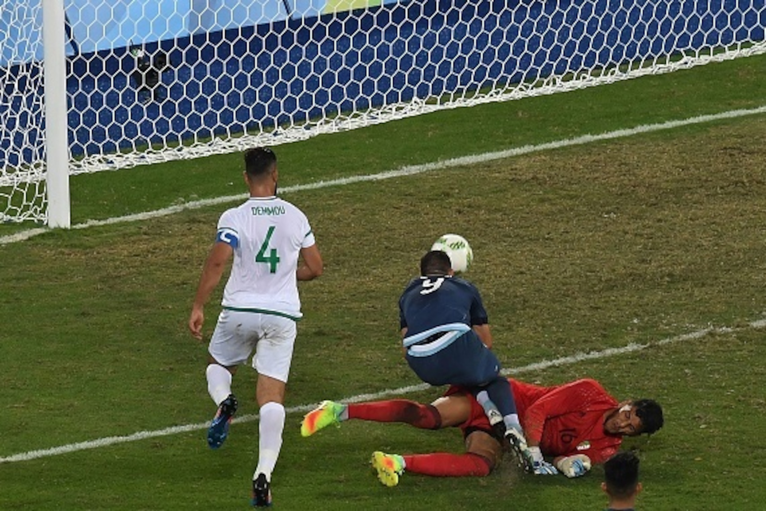 Jonathan Calleri (C) of Argentina scores the second goal past Algeria goalkeeper Farid Chaal (R) during their Rio 2016 Olympic Games men's First Round Group D football match at the Olympic Stadium in Rio de Janeiro, Brazil, on August 7, 2016. / AFP / VAND