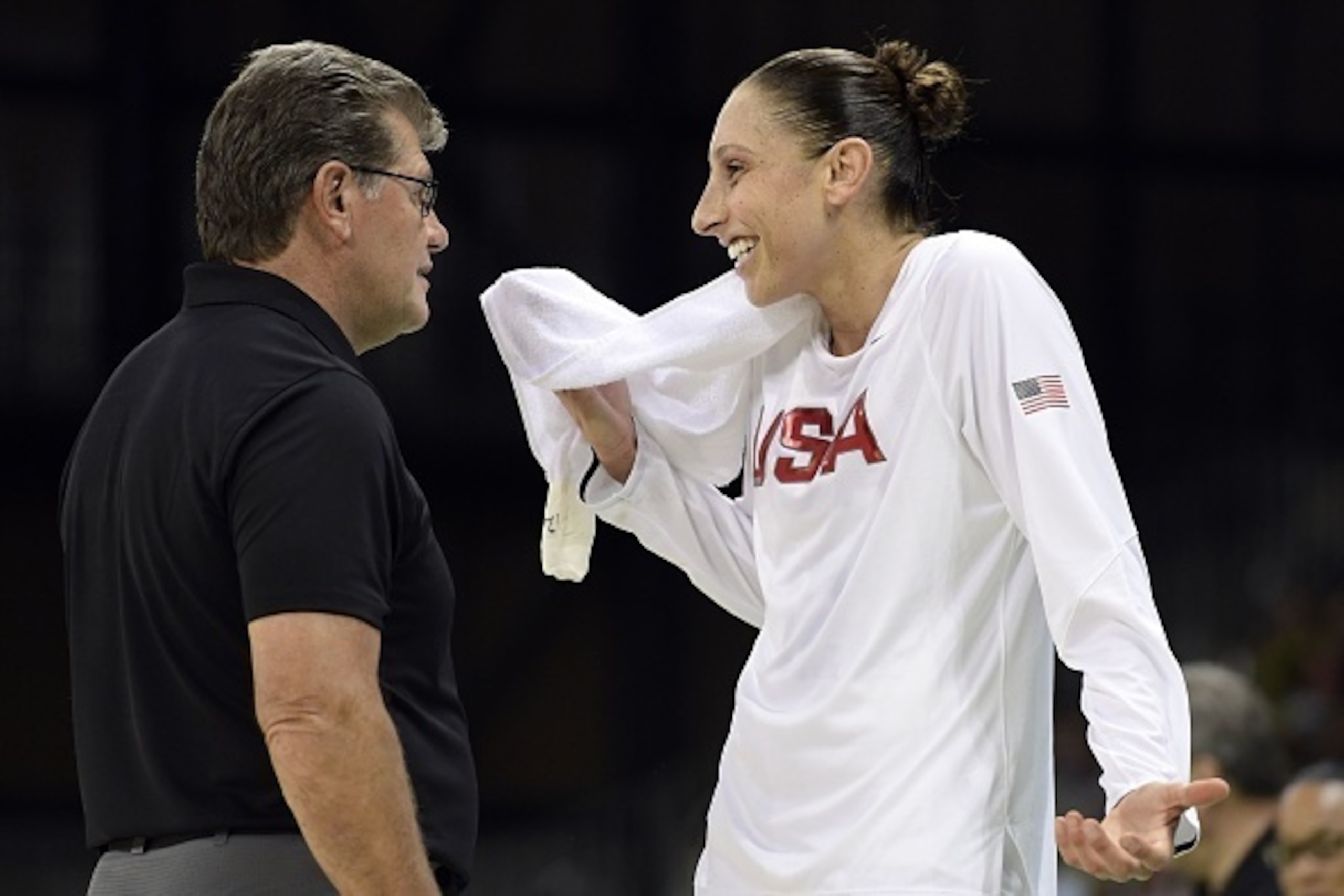 USA's guard Diana Taurasi (R) talks with USA's head coach Geno Auriemma during a Women's round Group B basketball match between USA and Senegal at the Youth Arena in Rio de Janeiro on August 7, 2016 during the Rio 2016 Olympic Games. / AFP / JAVIER SORIAN