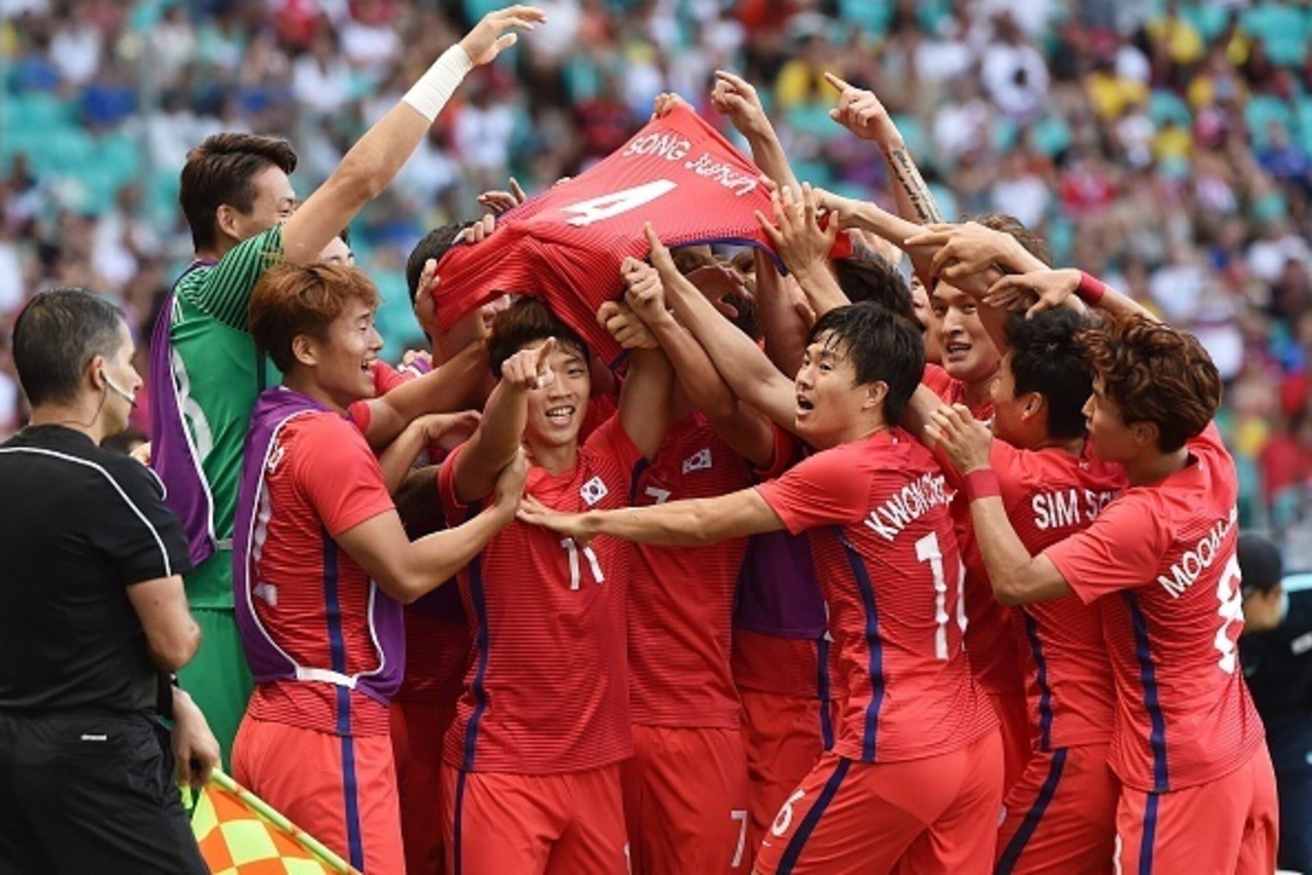 Heechan Hwang (L) of South Korea celebrates with teammates the goal he scored against Germany during the Rio 2016 Olympic Games mens first round Group C football match Germany vs South Korea, at the Arena Fonte Nova Stadium in Salvador, Brazil on August 7