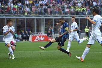 MILAN, ITALY - MAY 07:  Mauro Icardi (C) of FC Internazionale Milano scores the opening goal during the Serie A match between FC Internazionale Milano and Empoli FC  at Stadio Giuseppe Meazza on May 7, 2016 in Milan, Italy.  (Photo by Valerio Pennicino/Ge