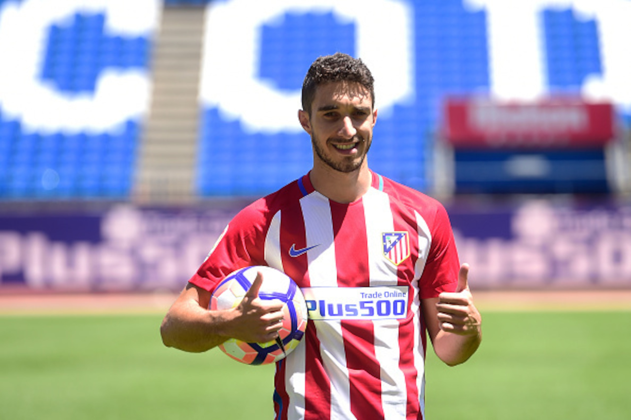 Atletico de Madrid's Croatian defender Sime Vrsaljko gives the thumbs up as he poses on the pitch during his presentation as new player of the club at the Vicente Calderon stadium in Madrid on July 18, 2016. / AFP / PIERRE-PHILIPPE MARCOU        (Photo cr