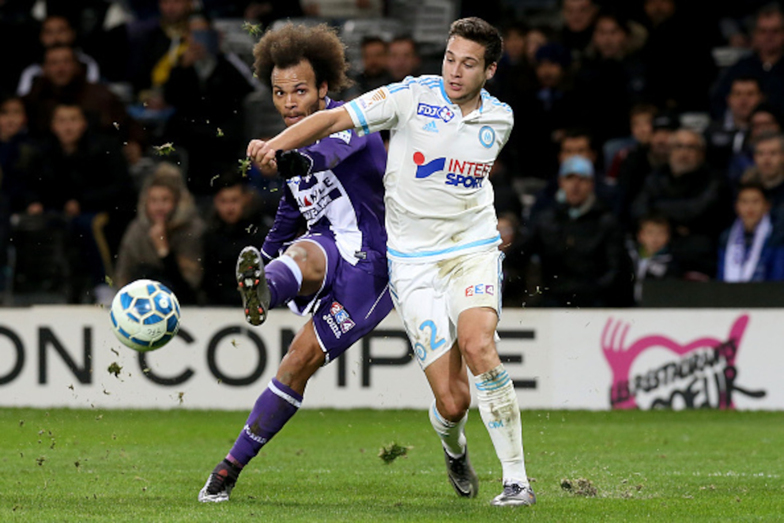 TOULOUSE, FRANCE - JANUARY 13: Martin Braithwate for Toulouse (L) and Javier Manquillo for Marseille in action at Stadium Municipal on January 13, 2016 in Toulouse, France.  (Photo by Romain Perrocheau/Getty Images)