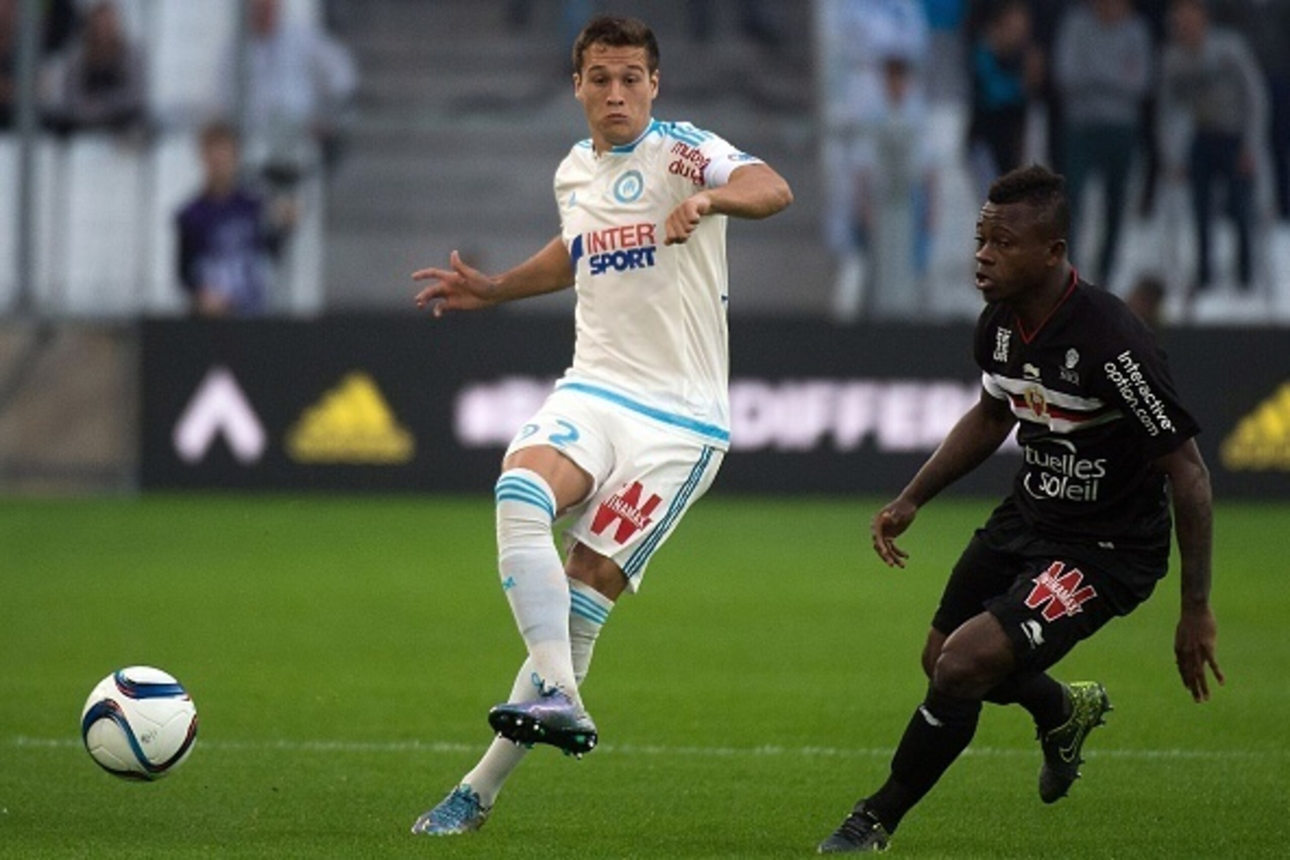 Nice's Ivorian midfielder Jean Michel Seri (R) vies with Marseille's Spanish defender Javier Manquillo during the French L1 football match Olympique de Marseille vs Nice on November 8, 2015 at the Velodrome stadium in Marseille, southern France. AFP PHOTO