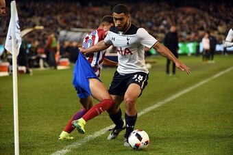 Atletico Madrid's Juan Fernandez (L) fights for the ball with Tottenham Hotspur player Cameron Carter-Vickers (R) during the International Champions Cup football match between English Premier League team Tottenham Hotspur and Spanish club Atletico Madrid 