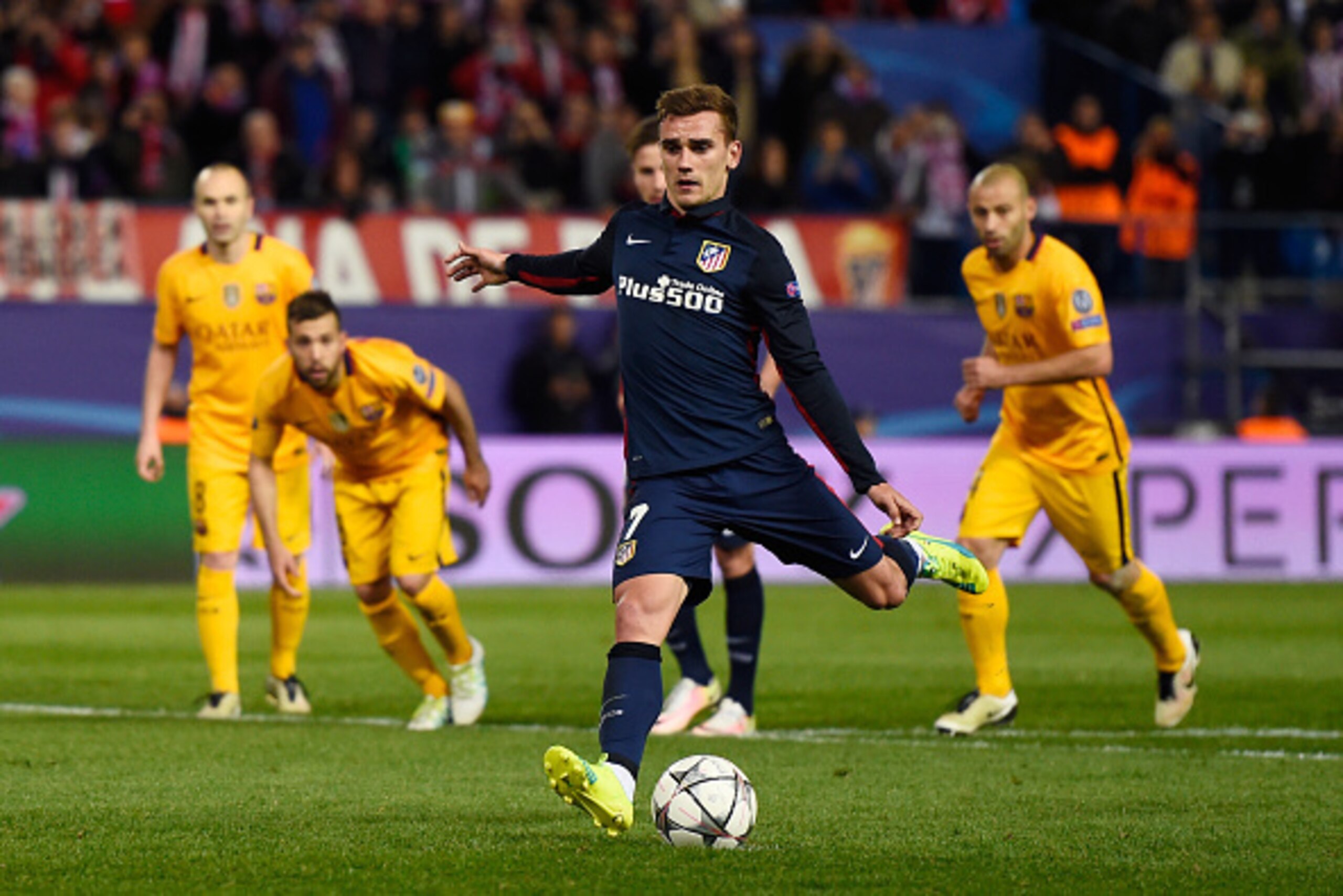 MADRID, SPAIN - APRIL 13:  Antoine Griezmann of Atletico Madrid scores from the penalty spot for his team's second goal during the UEFA Champions League quarter final, second leg match between Club Atletico de Madrid and FC Barcelona at the Vincente Calde