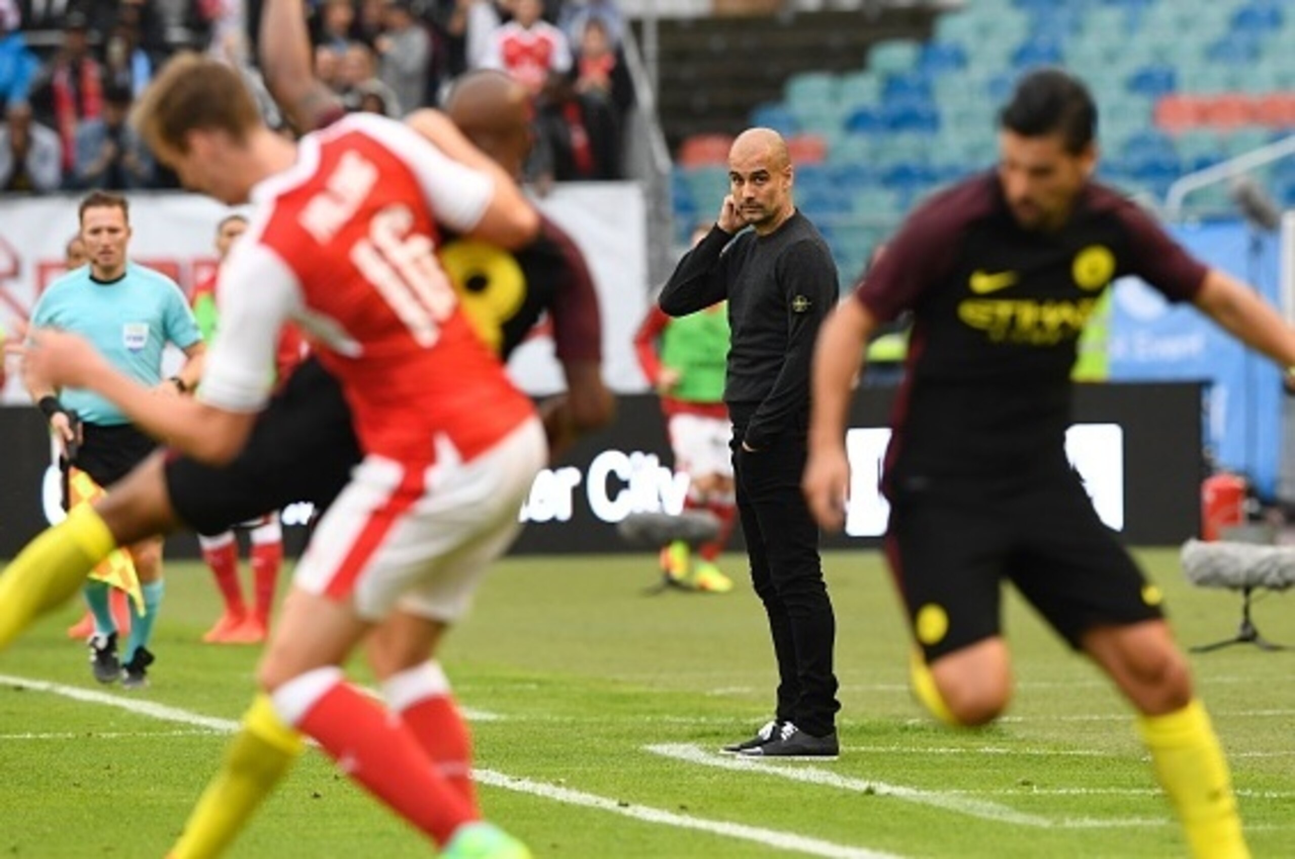 Manchester City's Spanish head coach Pep Guardiola (C) reacts during the friendly football match between Arsenal and Manchester City at the Ullevi stadium in Gothenburg on August 7, 2016. / AFP / JONATHAN NACKSTRAND        (Photo credit should read JONATH