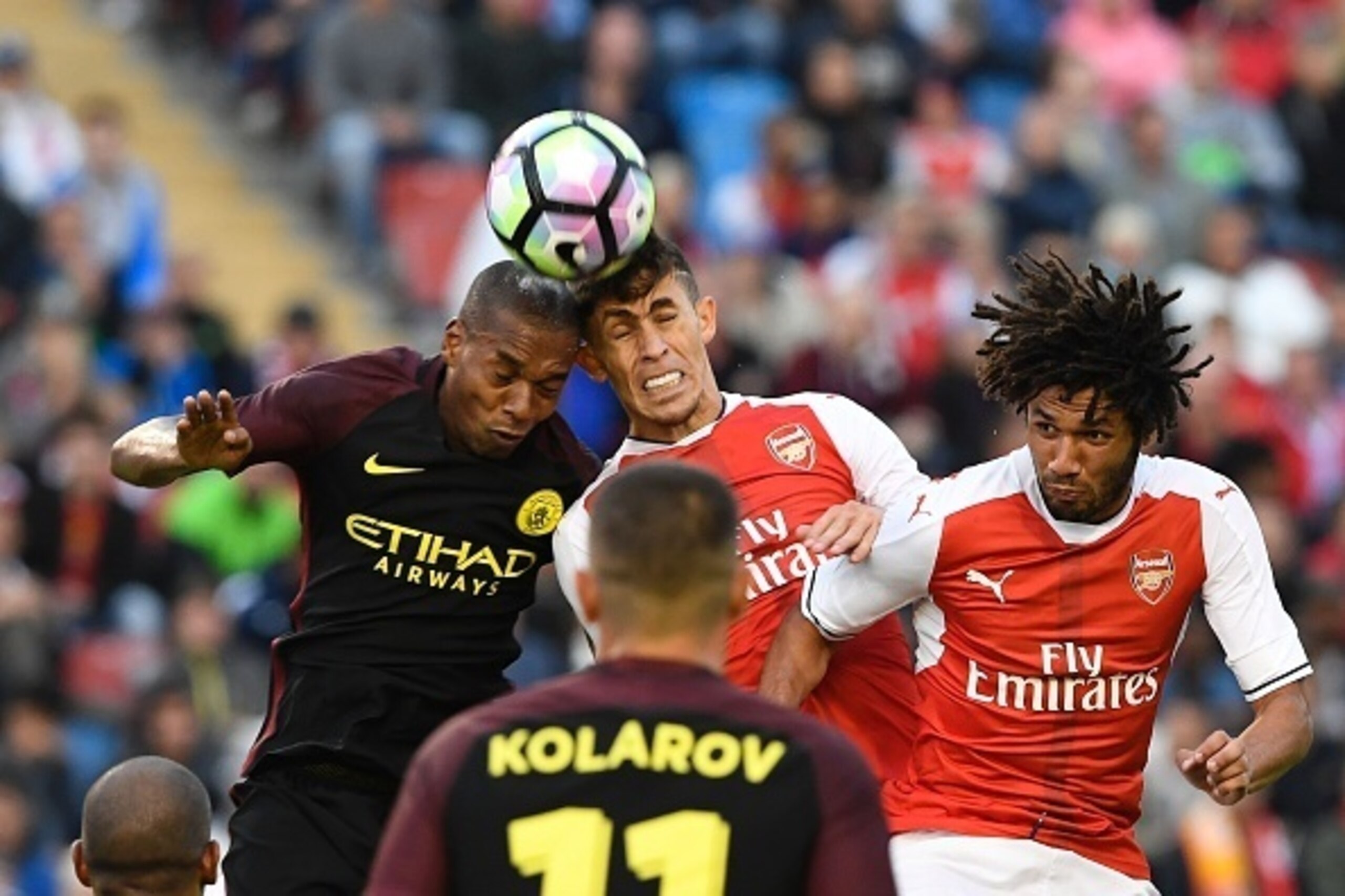 Arsenal's Brazilian defender Gabriel (C) vies with Manchester City's Brazilian midfielder Fernando (L) during the friendly football match between Arsenal and Manchester City at the Ullevi stadium in Gothenburg on August 7, 2016. / AFP / JONATHAN NACKSTRAN