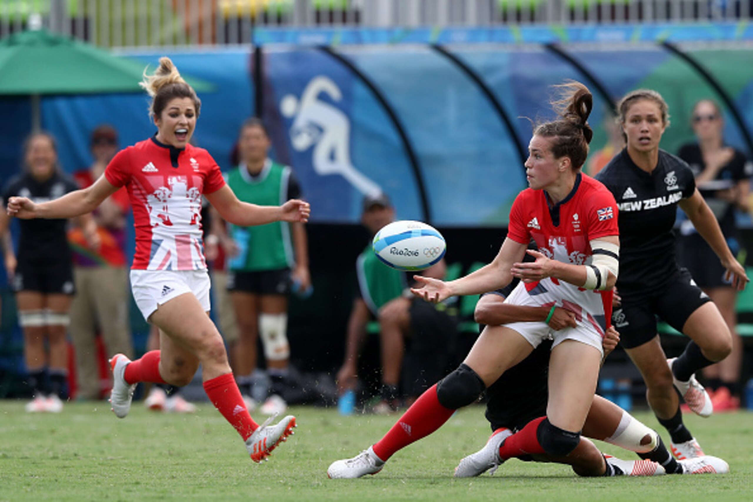 RIO DE JANEIRO, BRAZIL - AUGUST 08: Emily Scarratt of Great Britain throws the ball during the Women's Semi Final 2 Rugby Sevens match between Great Britain and New Zealand on Day 3 of the Rio 2016 Olympic Games at the Deodoro Stadium on August 8, 2016 i RIO DE JANEIRO, BRAZIL - AUGUST 08: Emily Scarratt of Great Britain throws the ball during the Women's Semi Final 2 Rugby Sevens match between Great Britain and New Zealand on Day 3 of the Rio 2016 Olympic Games at the Deodoro Stadium on August 8, 2016 i