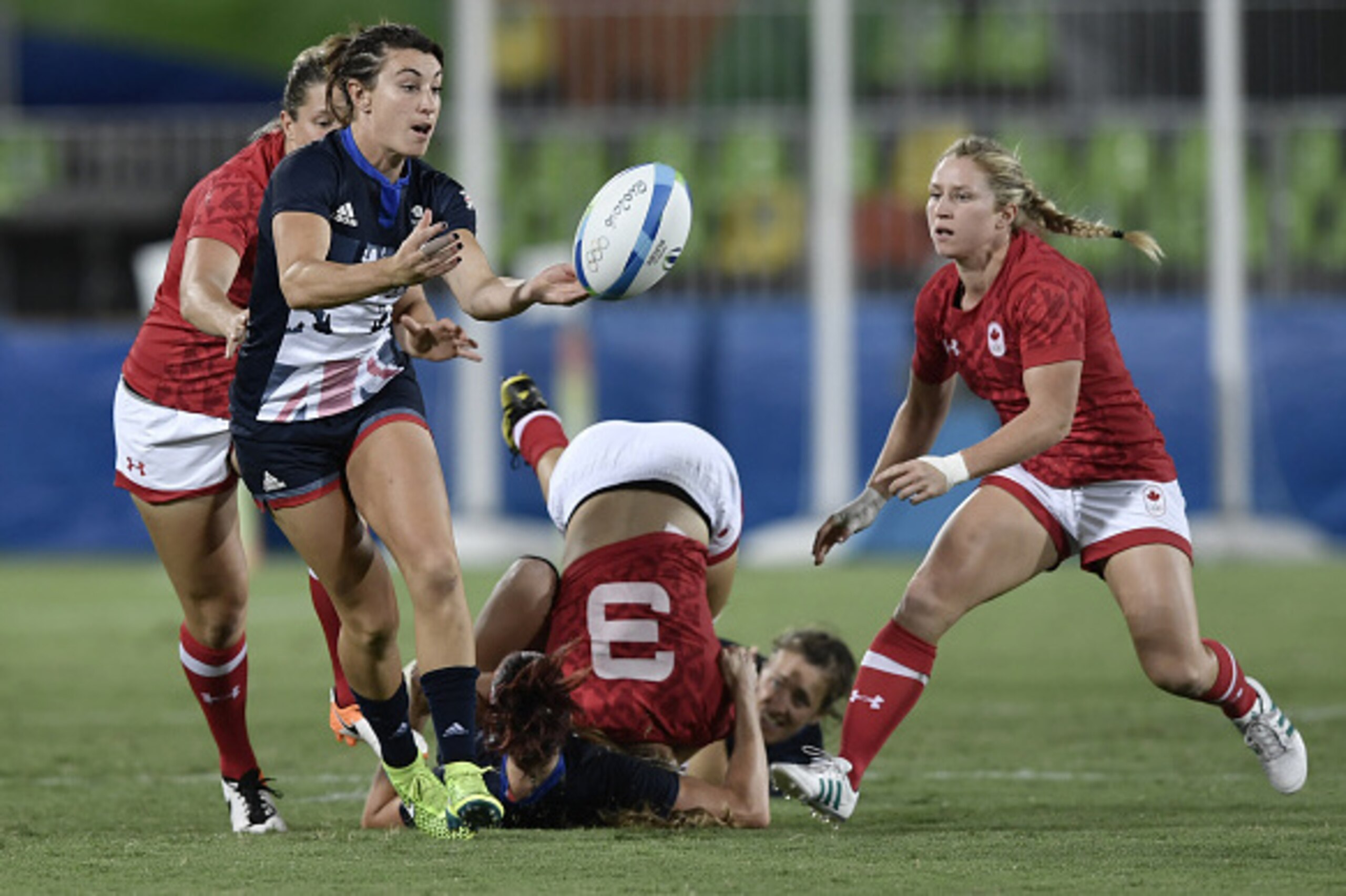 Britain's Alice Richardson passes the ball in the womens rugby sevens bronze medal match between Canada and Britain during the Rio 2016 Olympic Games at Deodoro Stadium in Rio de Janeiro on August 8, 2016. / AFP / PHILIPPE LOPEZ        (Photo credit shoul