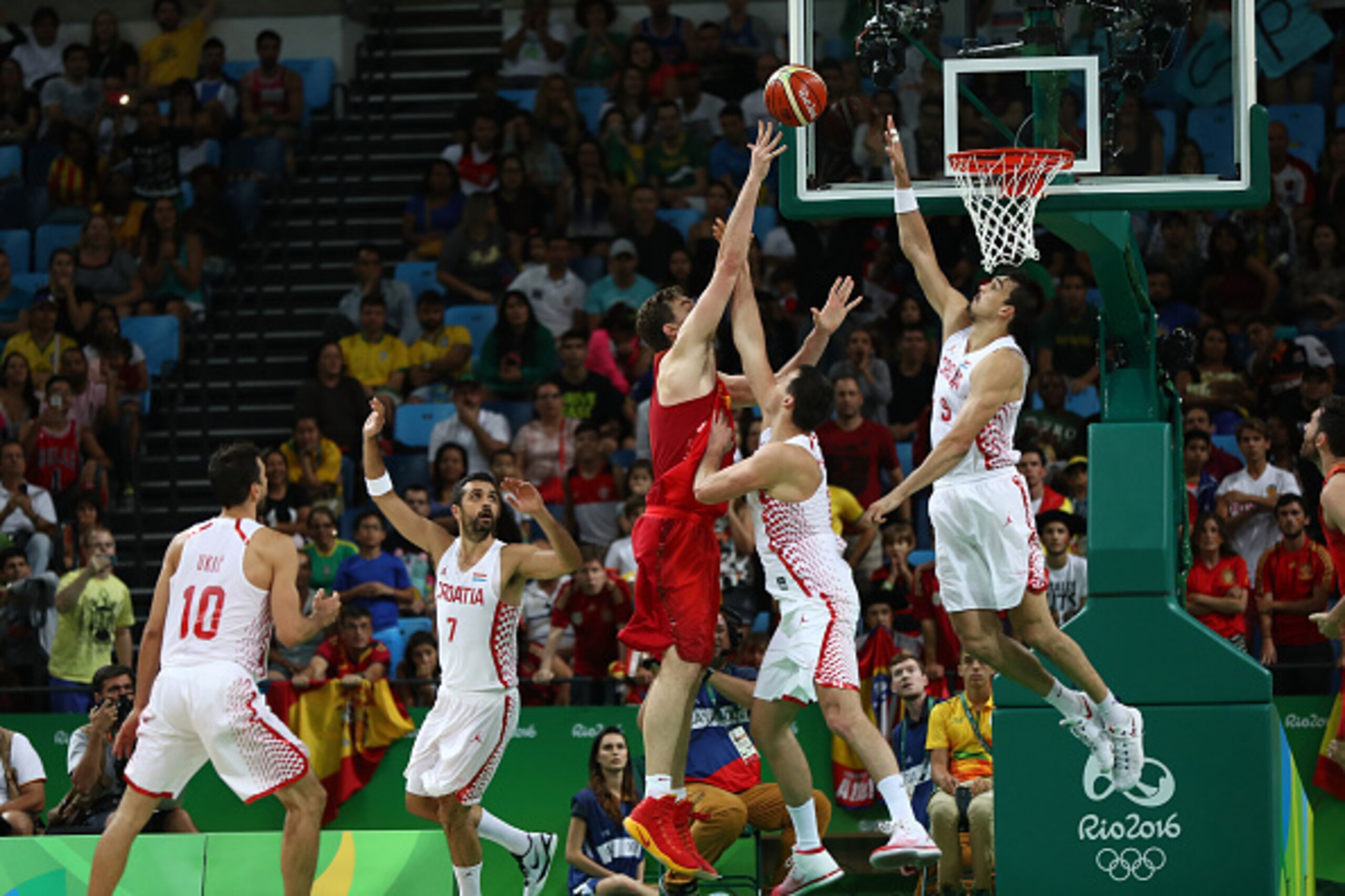 RIO DE JANEIRO, BRAZIL - AUGUST 07:  Dario Saric #9 of Croatia blocks Pau Gasol #4 of Spain during a Men's preliminary round basketball game between Croatia and Spain on Day 2 of the Rio 2016 Olympic Games at Carioca Arena 1 on August 7, 2016 in Rio de Ja