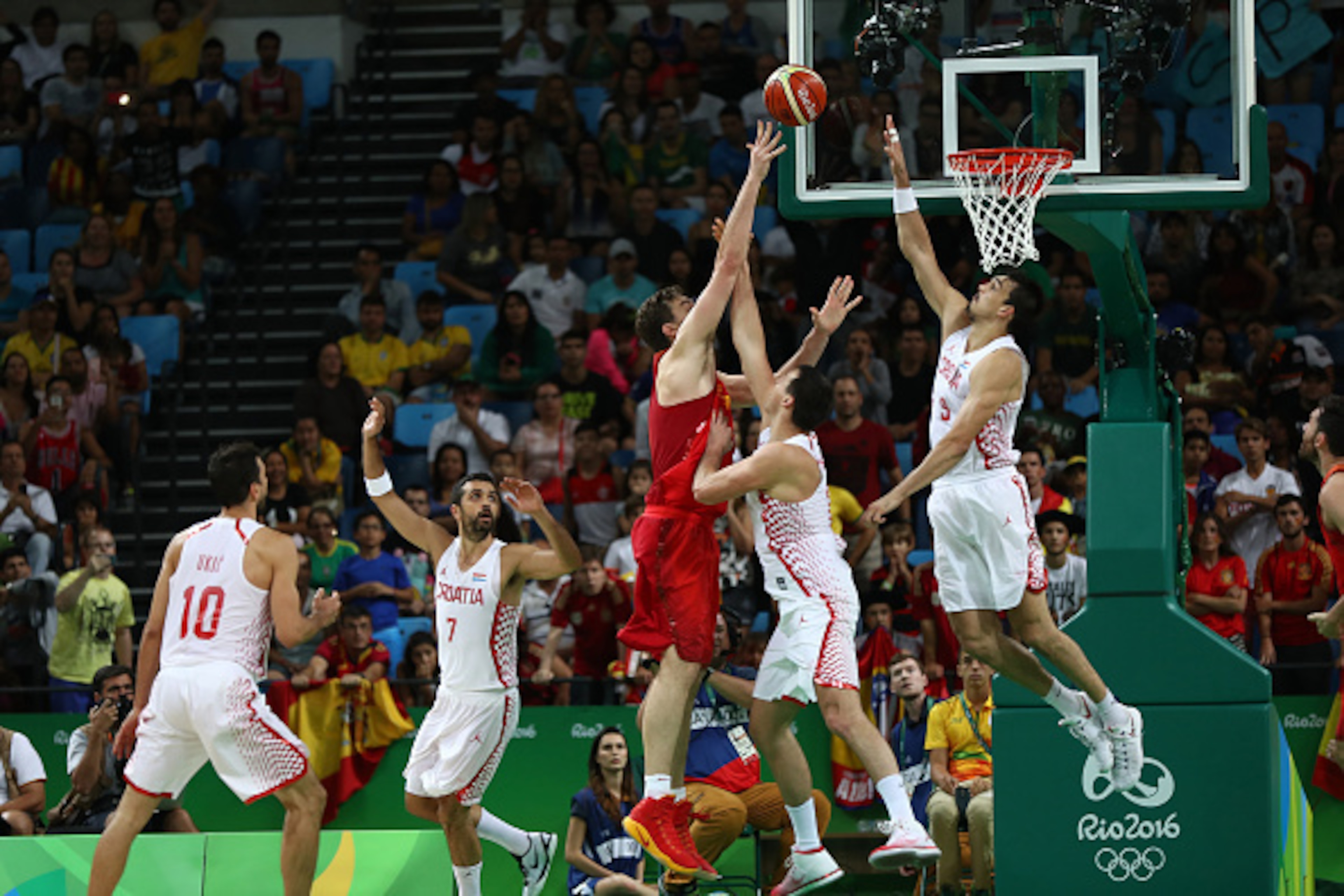 RIO DE JANEIRO, BRAZIL - AUGUST 07:  Dario Saric #9 of Croatia blocks Pau Gasol #4 of Spain during a Men's preliminary round basketball game between Croatia and Spain on Day 2 of the Rio 2016 Olympic Games at Carioca Arena 1 on August 7, 2016 in Rio de Ja
