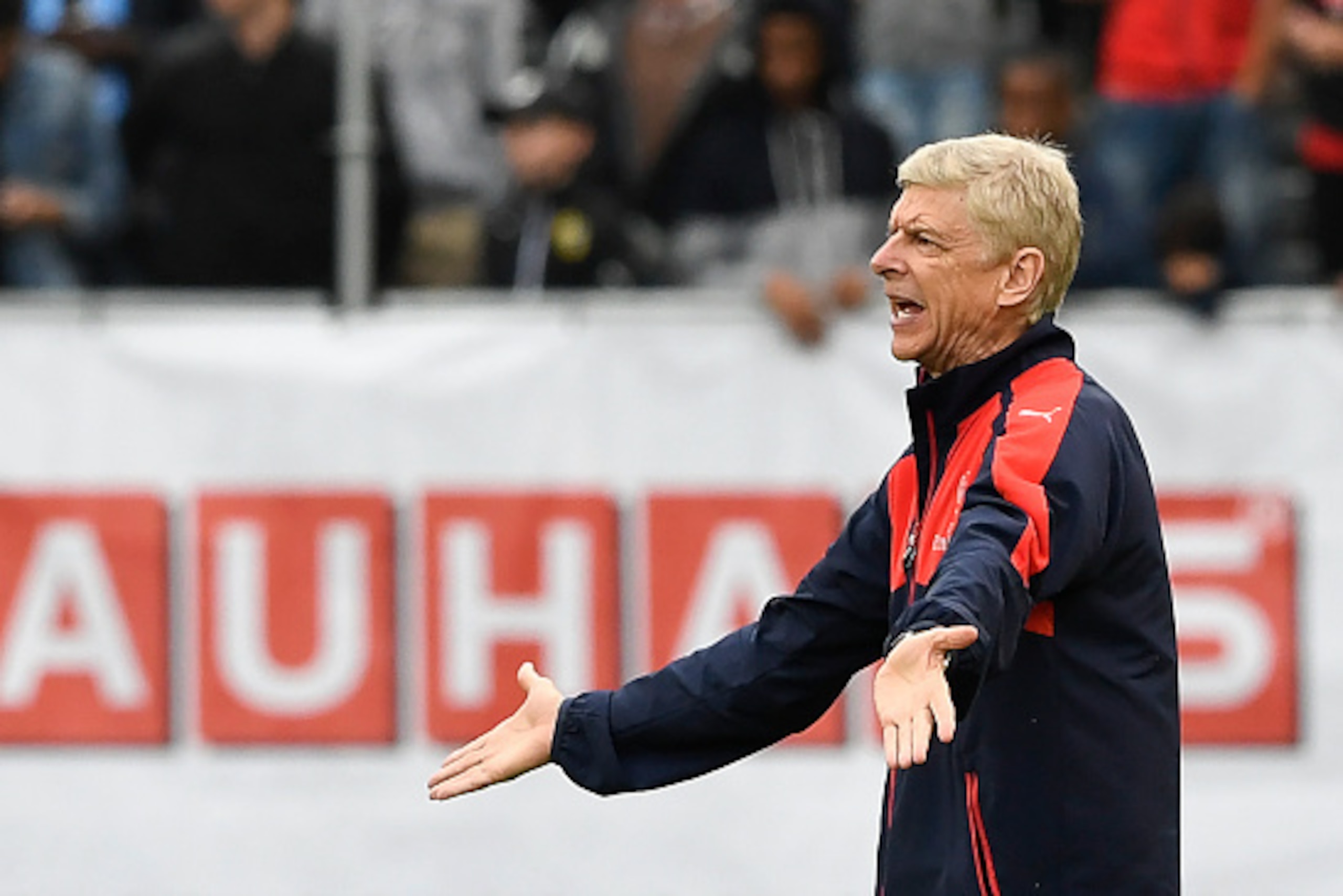 Arsenal's French head coach Arsene Wenger reacts during the friendly football match between Arsenal and Manchester City at the Ullevi stadium in Gothenburg on August 7, 2016. / AFP / JONATHAN NACKSTRAND        (Photo credit should read JONATHAN NACKSTRAND
