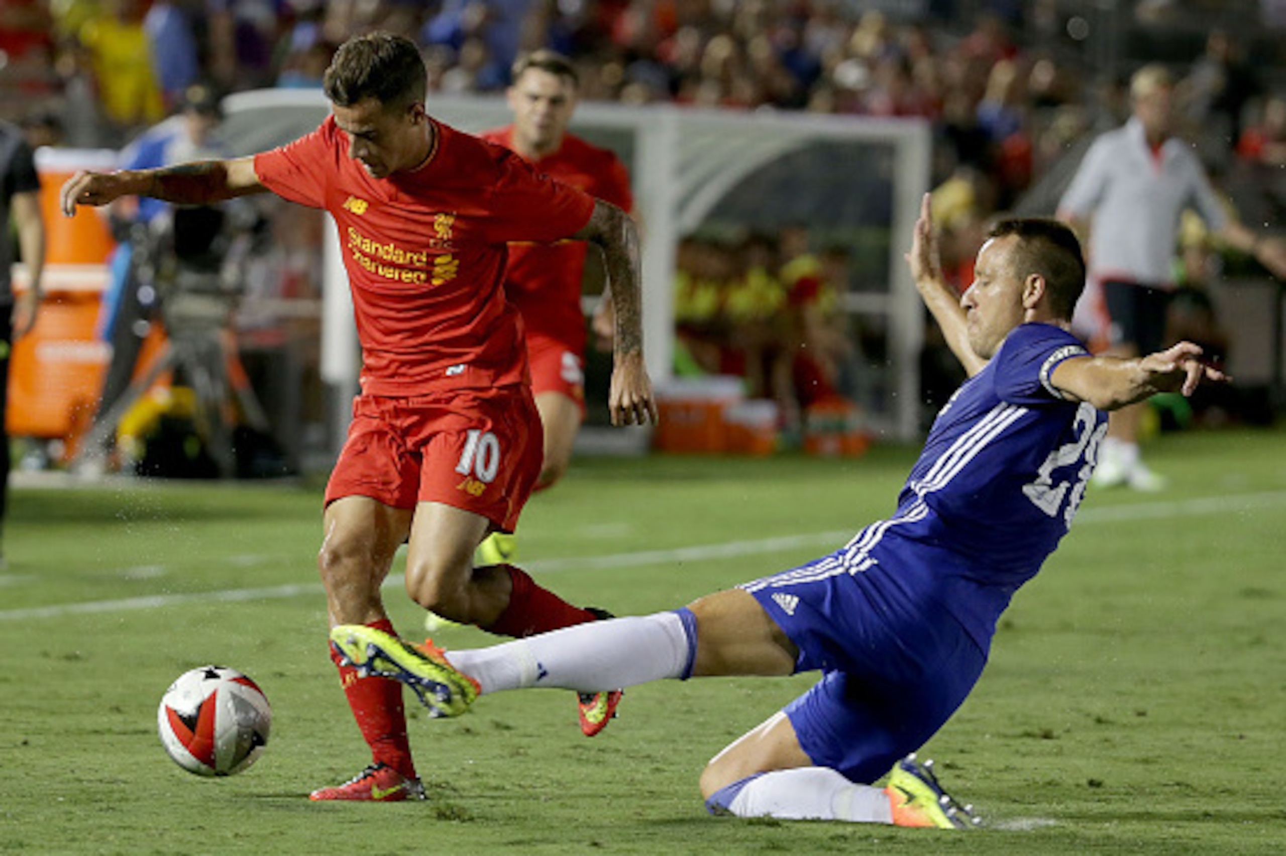PASADENA, CA - JULY 27:  Philippe Coutinho #10 of Liverpool is tackled by John Terry #26 of Chelsea in the first half during the 2016 International Champions Cup at Rose Bowl on July 27, 2016 in Pasadena, California.  (Photo by Jeff Gross/Getty Images)