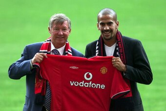 12 Jul 2001:  New Manchester United signing Juan Sebastien Veron is unveiled by Manager Sir Alex Ferguson at a press conference and photocall at Old Trafford, Manchester. +++Digital Image+++ Mandatory Credit: Gary M. Prior/ALLSPORT