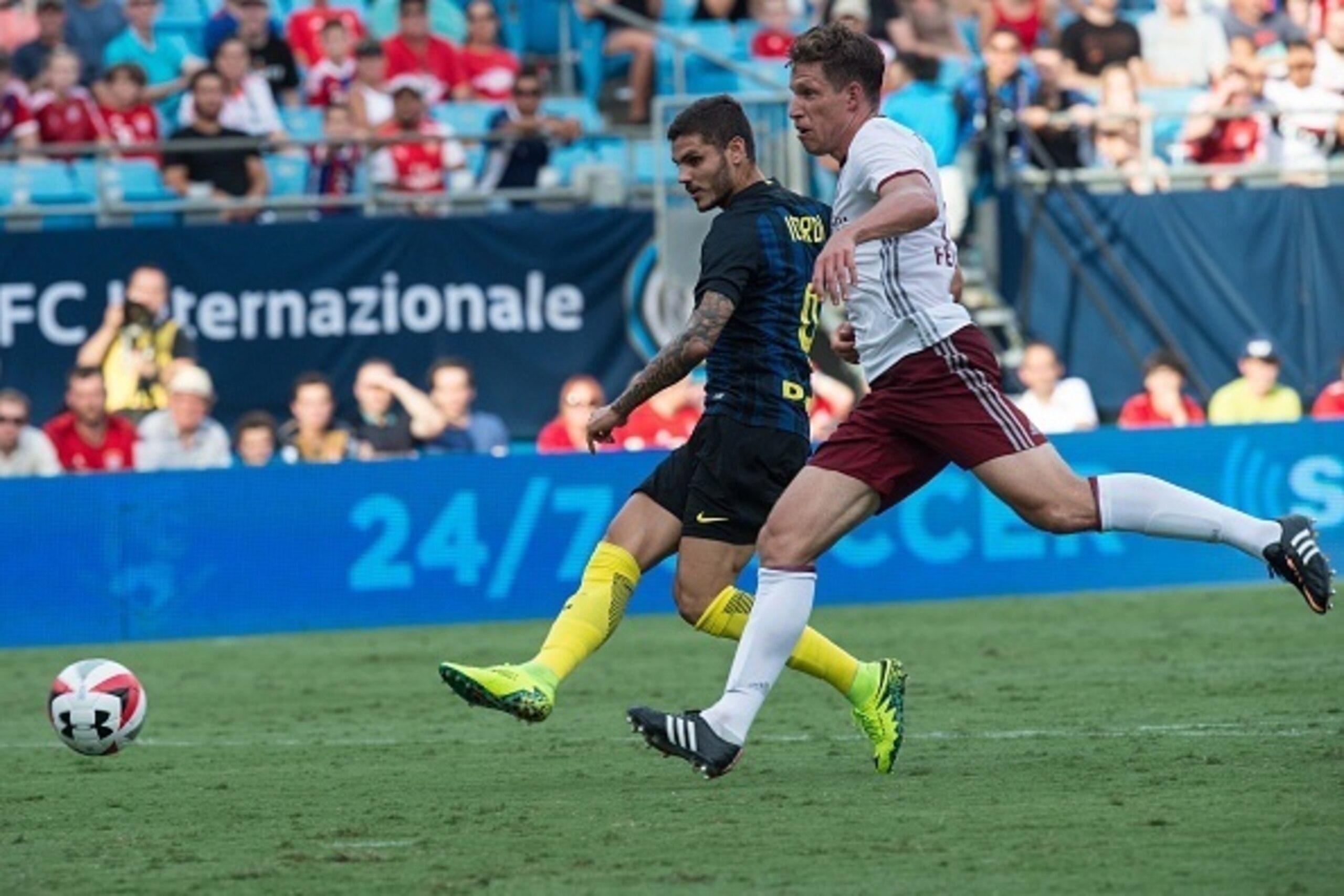 Inter Milan's Mauro Icardi (L) shoots to scores past Bayern Munich's Nicolas Feldhahn during an International Champions Cup match in Chatrlotte, North Carolina, on July 30, 2016. / AFP / NICHOLAS KAMM        (Photo credit should read NICHOLAS KAMM/AFP/Get
