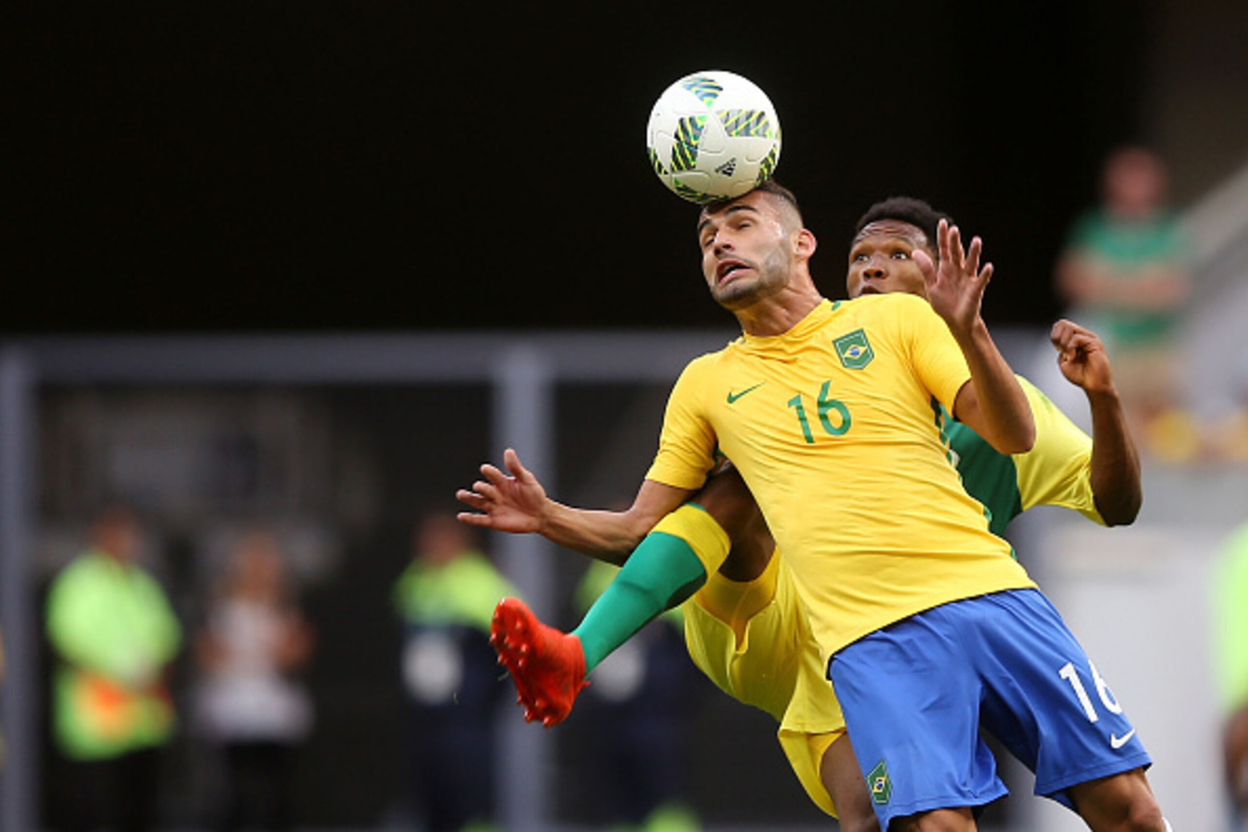 BRASILIA, BRAZIL - AUGUST 04: Thiago Maia #16 of Brazil heads the ball against South Africa at Mane Garrincha Stadium on August 4, 2016 in Brasilia, Brazil. (Photo by Celso Junior/Getty Images)