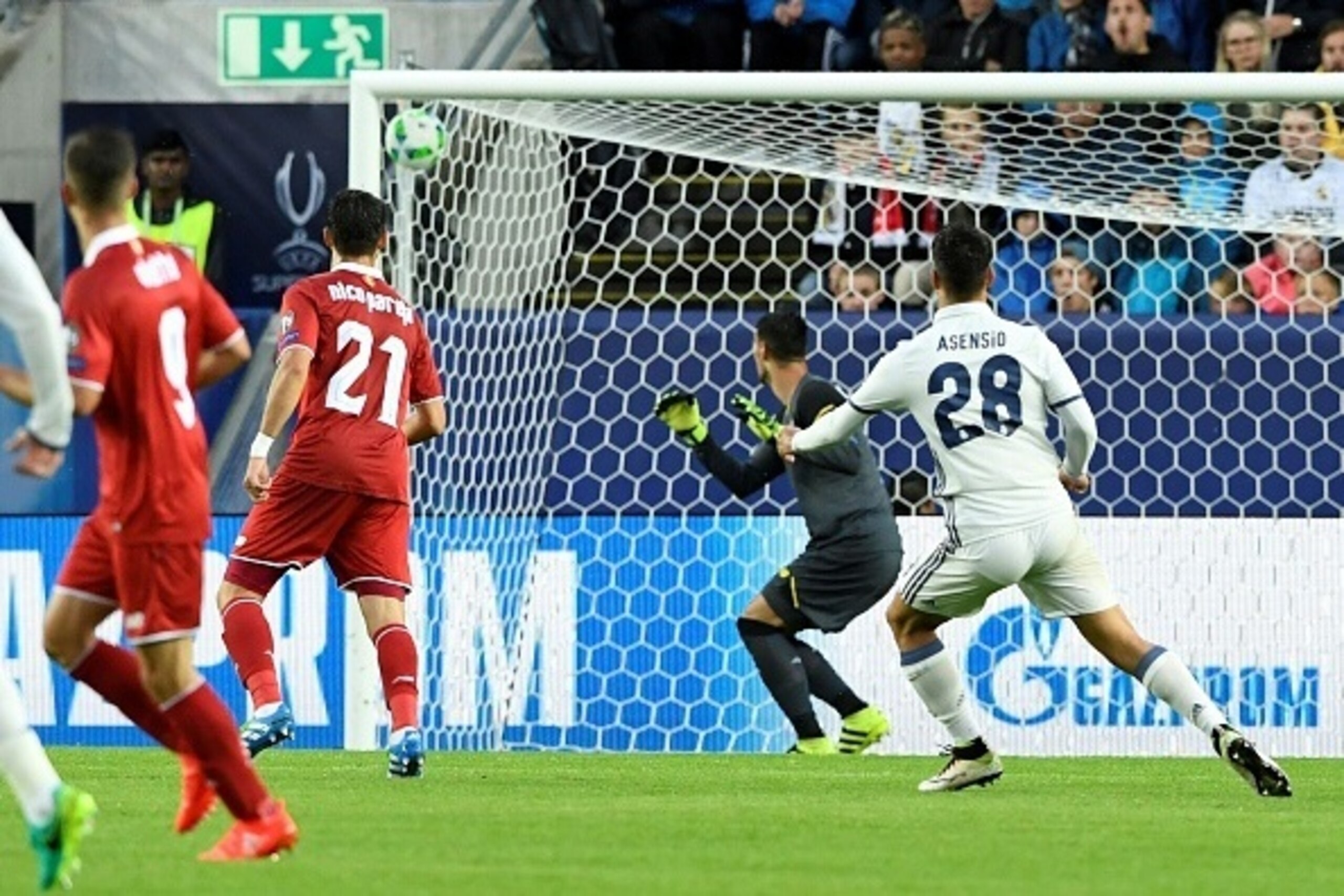 Real Madrid's Spanish midfielder Marco Asensio scores during the UEFA Super Cup final football match between Real Madrid CF and Sevilla FC on August 9, 2016 at the Lerkendal Stadium in Trondheim. / AFP / JONATHAN NACKSTRAND        (Photo credit should rea