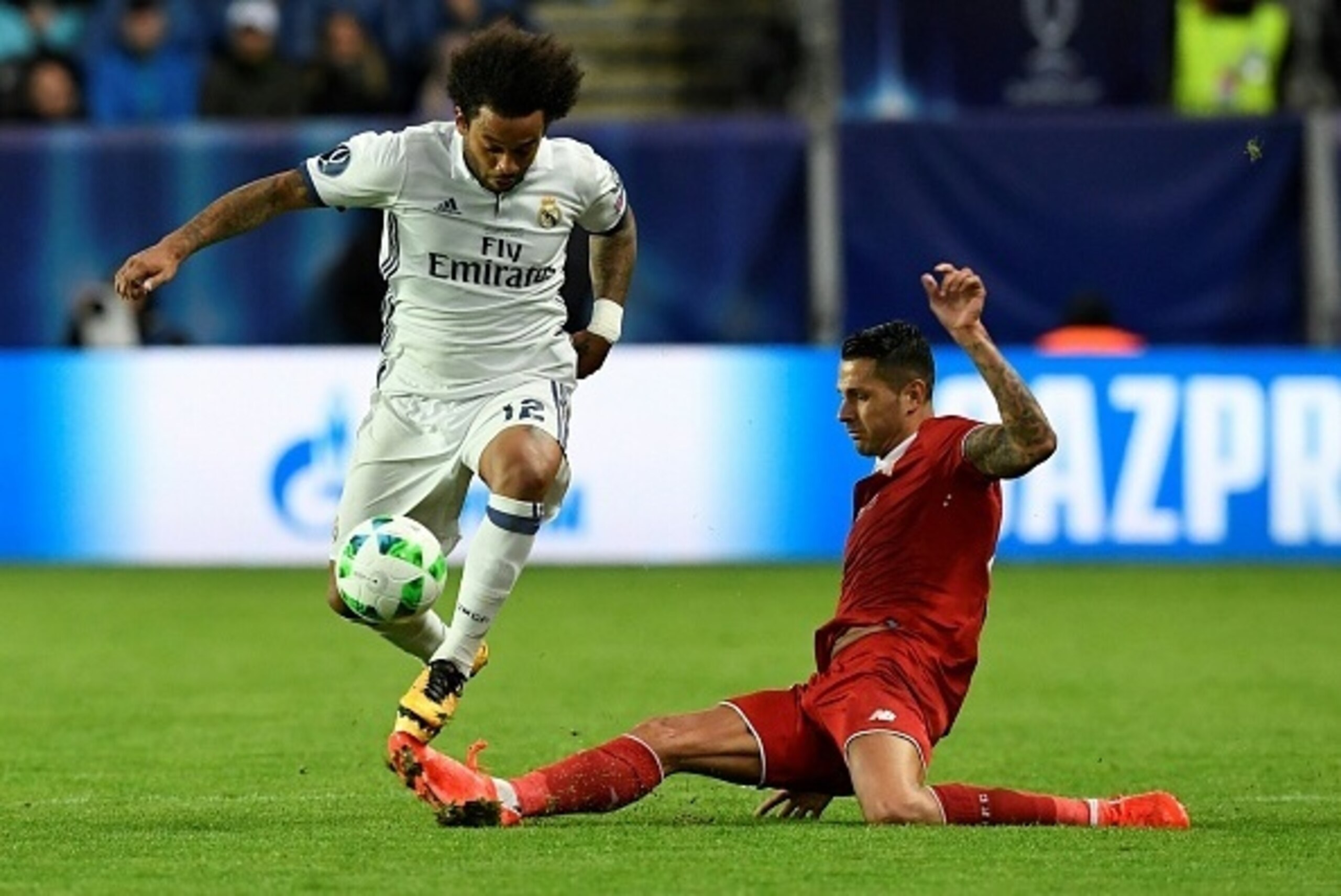 Real Madrid's Brazilian defender Marcelo (L) and Sevilla's Spanish midfielder Vitolo vie for the ball during the UEFA Super Cup final football match between Real Madrid CF and Sevilla FC on August 9, 2016 at the Lerkendal Stadium in Trondheim. / AFP / JON