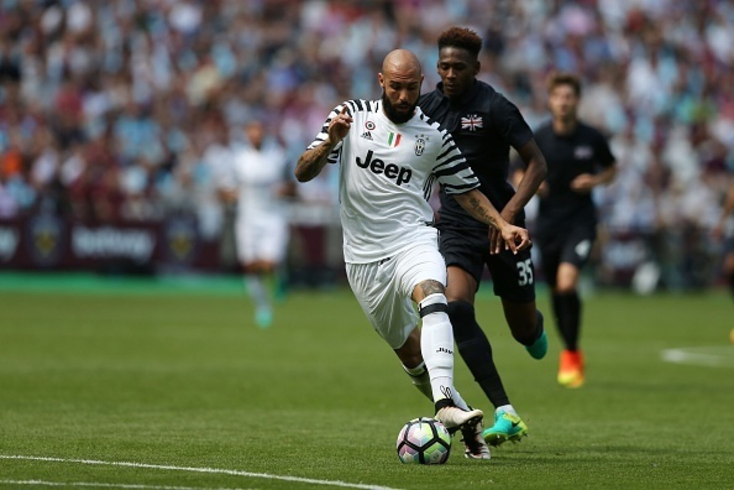 Juventus' Italian striker Simone Zaza takes down the ball to score their third goal during the pre-season friendly football match between West Ham United and Juventus at the London Stadium in east London on August 7, 2016. / AFP / JUSTIN TALLIS        (Ph