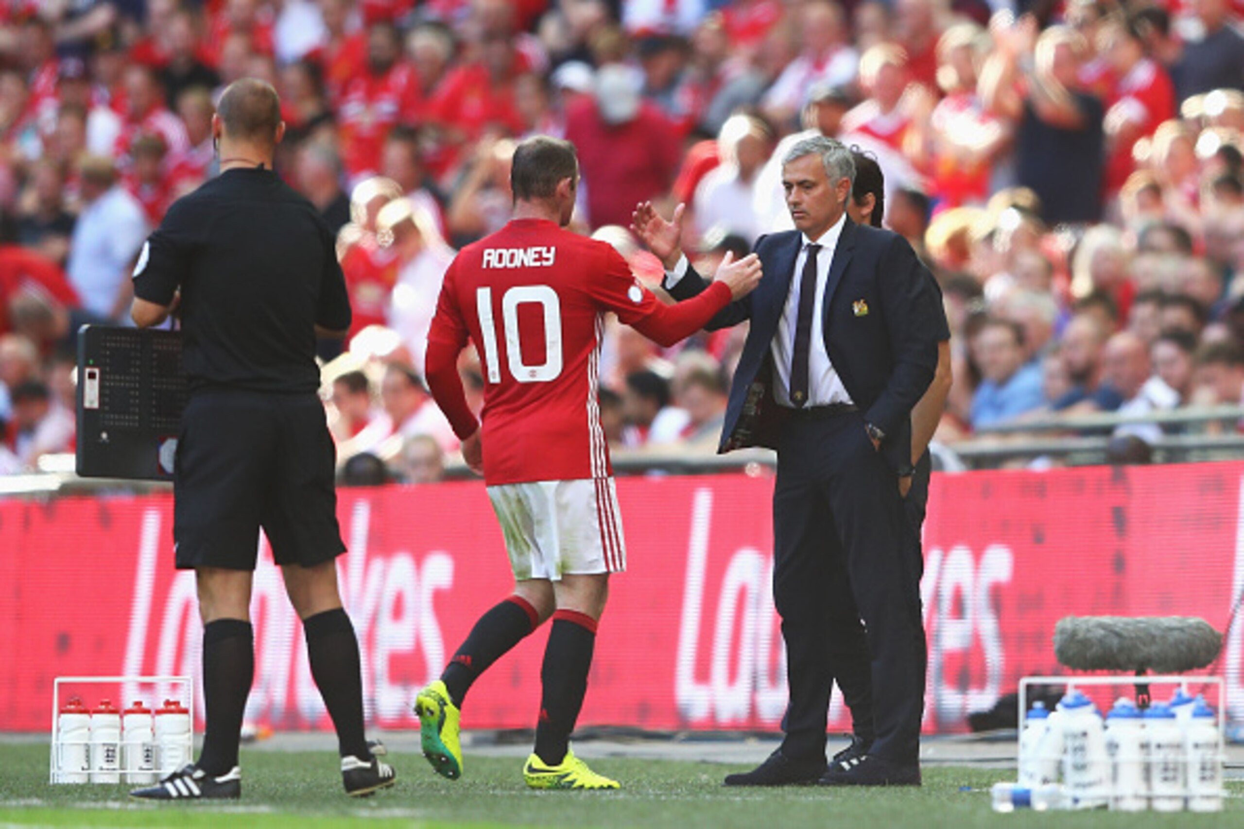 LONDON, ENGLAND - AUGUST 07: Wayne Rooney of Manchester United shakes hands with Manager of Manchester United, Jose Mourinho during The FA Community Shield match between Leicester City and Manchester United at Wembley Stadium on August 7, 2016 in London, 