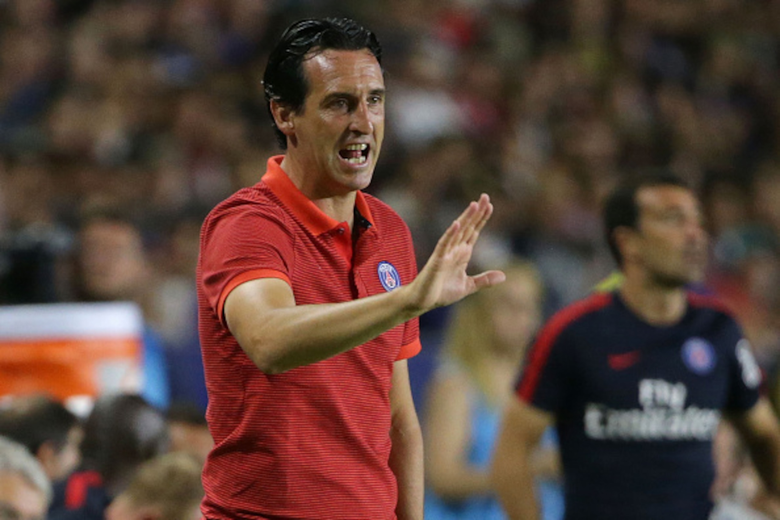 CARSON, CA - JULY 30:  Paris Saint-Germain manager Unai Emery communicates with his team against Leicester City during the 2016 International Champions Cup at StubHub Center on July 30, 2016 in Carson, California.  (Photo by Jeff Gross/Getty Images)