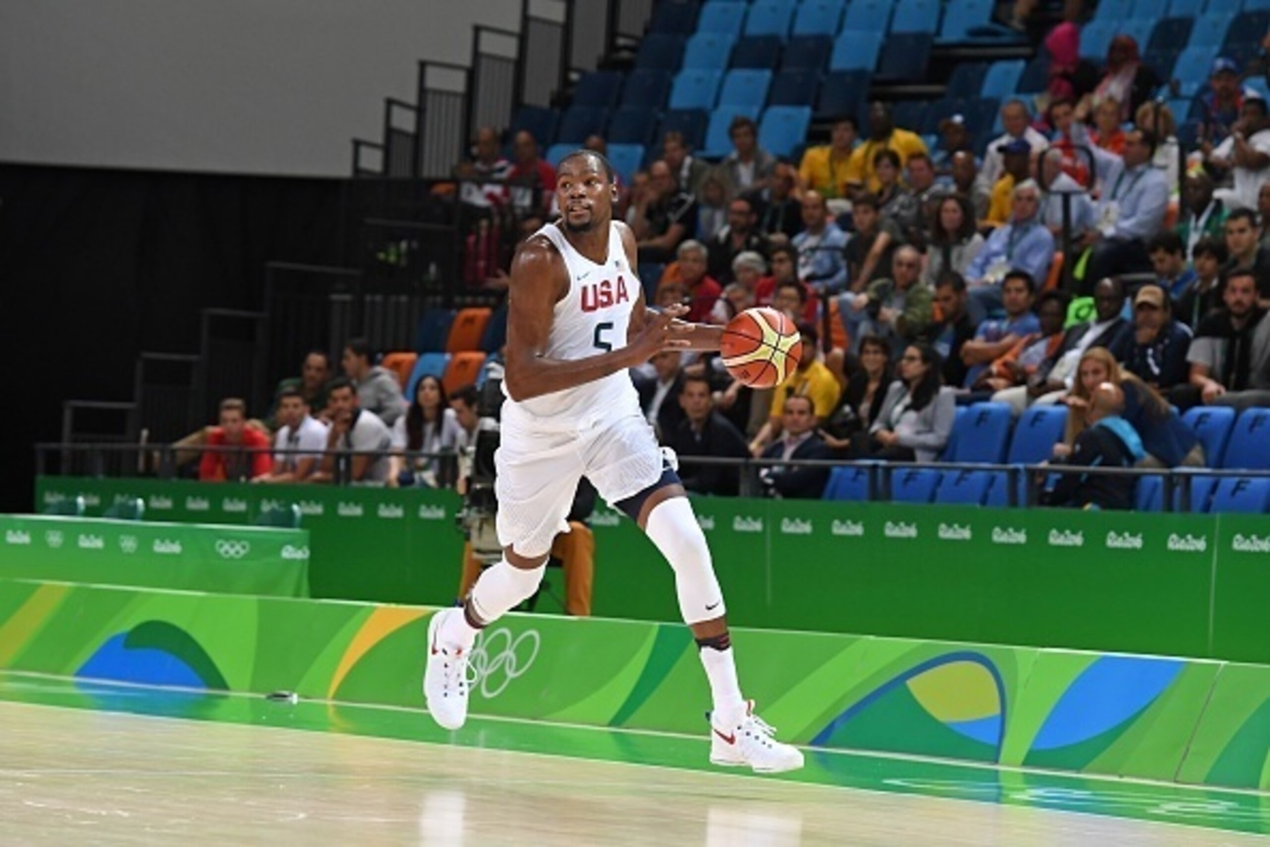USA's guard Kevin Durant runs with the ball during a Men's round Group A basketball match between USA and Venezuela at the Carioca Arena 1 in Rio de Janeiro on August 8, 2016 during the Rio 2016 Olympic Games. / AFP / Mark RALSTON        (Photo credit sho