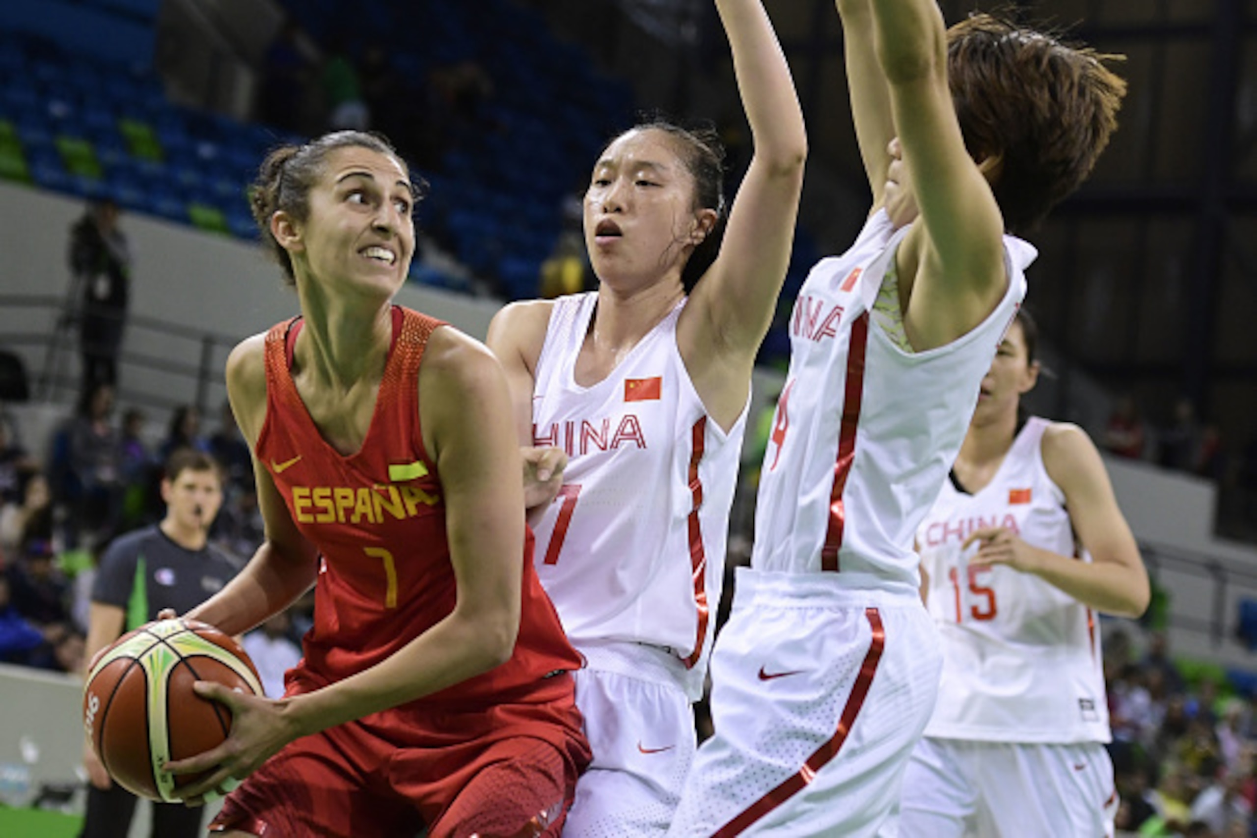 Spain's forward Alba Torrens (L) tries to pass China's small forward Shao Ting during a Women's round Group B basketball match between China and Spain at the Youth Arena in Rio de Janeiro on August 10, 2016 during the Rio 2016 Olympic Games. / AFP / JAVIE