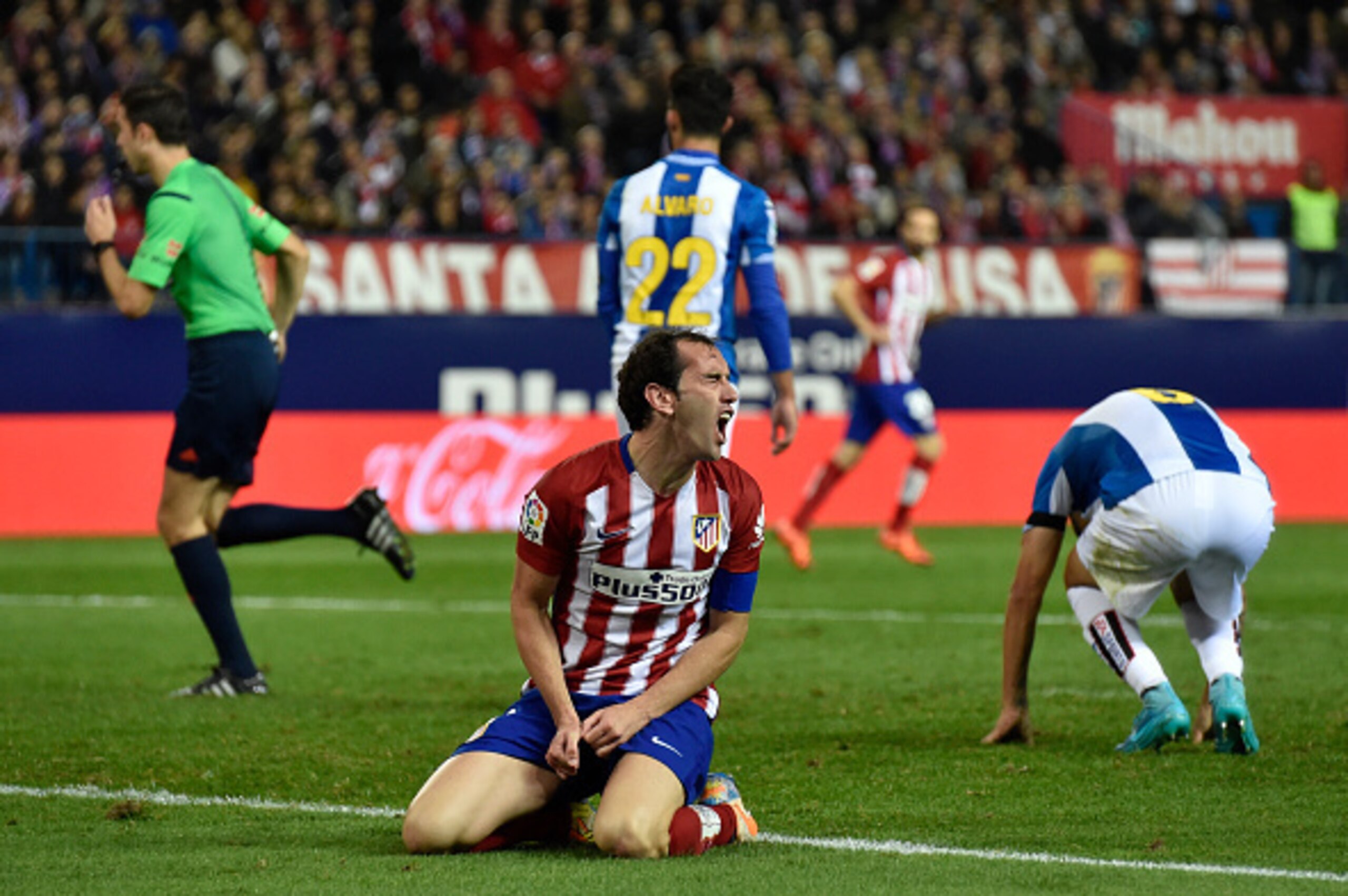 Atletico Madrid's Uruguayan defender Diego Godin (C) reacts after missing a goal opportunity during the Spanish league football match Club Atletico de Madrid vs RCD Espanyol at the Vicente Calderon stadium in Madrid on November 28, 2015.   AFP PHOTO/ GERA