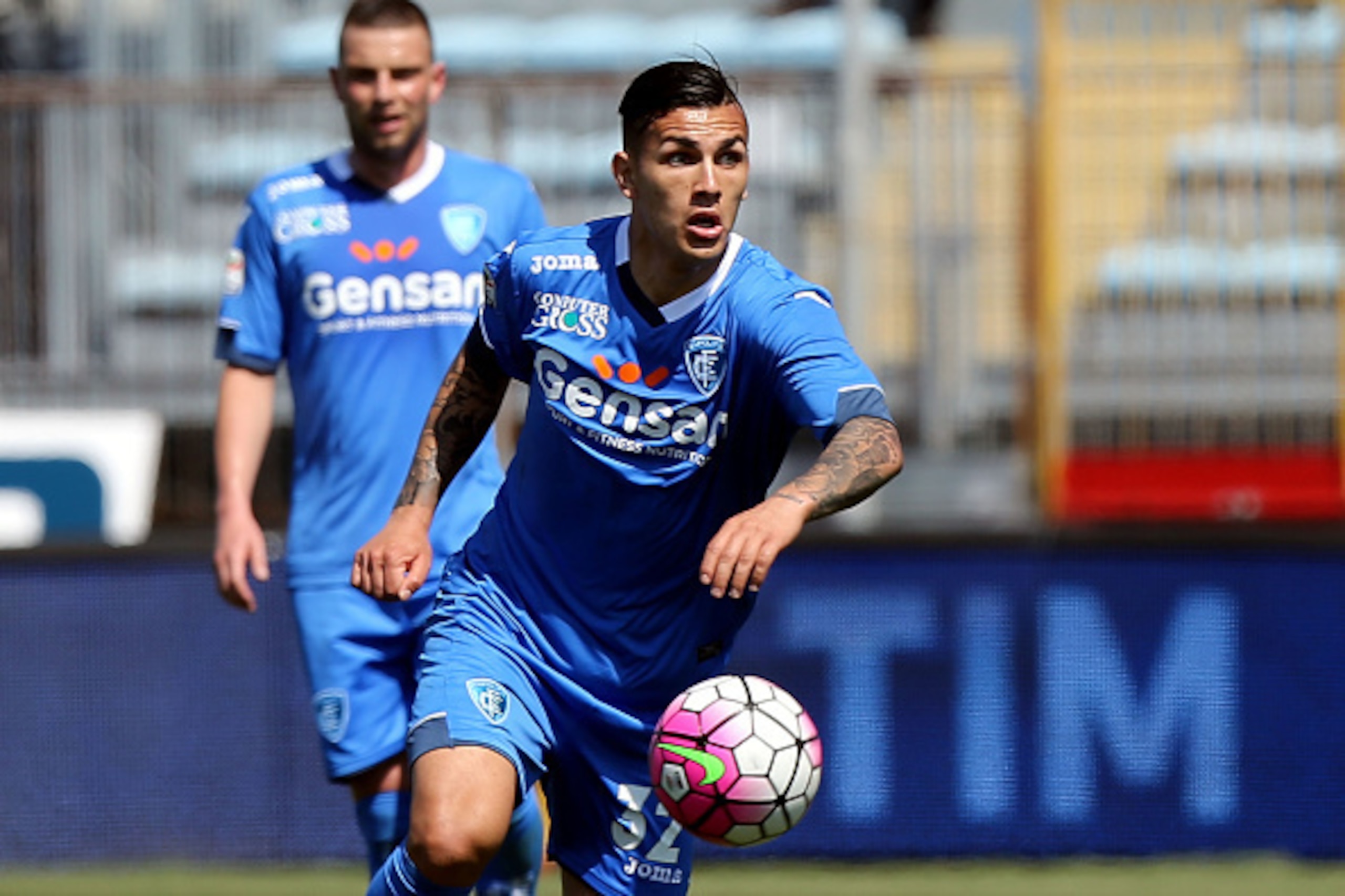 EMPOLI, ITALY - APRIL 10: Leandro Paredes of Empoli FC in action during the Serie A match between Empoli FC and ACF Fiorentina at Stadio Carlo Castellani on April 10, 2016 in Empoli, Italy.  (Photo by Gabriele Maltinti/Getty Images)