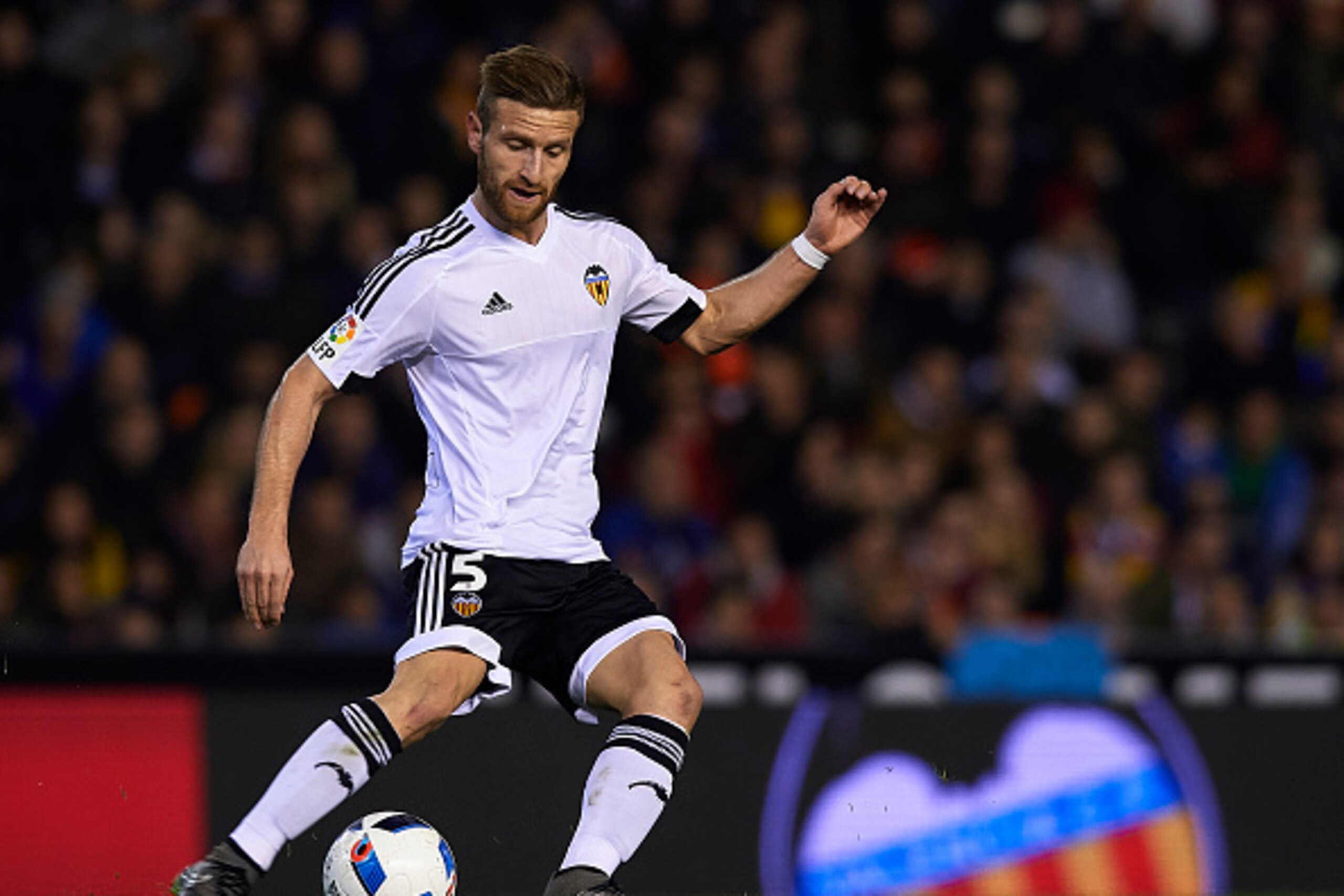 VALENCIA, SPAIN - JANUARY 21:  Shkodran Mustafi of Valencia in action during the Copa del Rey Quarter Final First Leg match between Valencia CF and UD Las Palmas at Estadio Mestalla on January 21, 2016 in Valencia, Spain.  (Photo by Manuel Queimadelos Alo