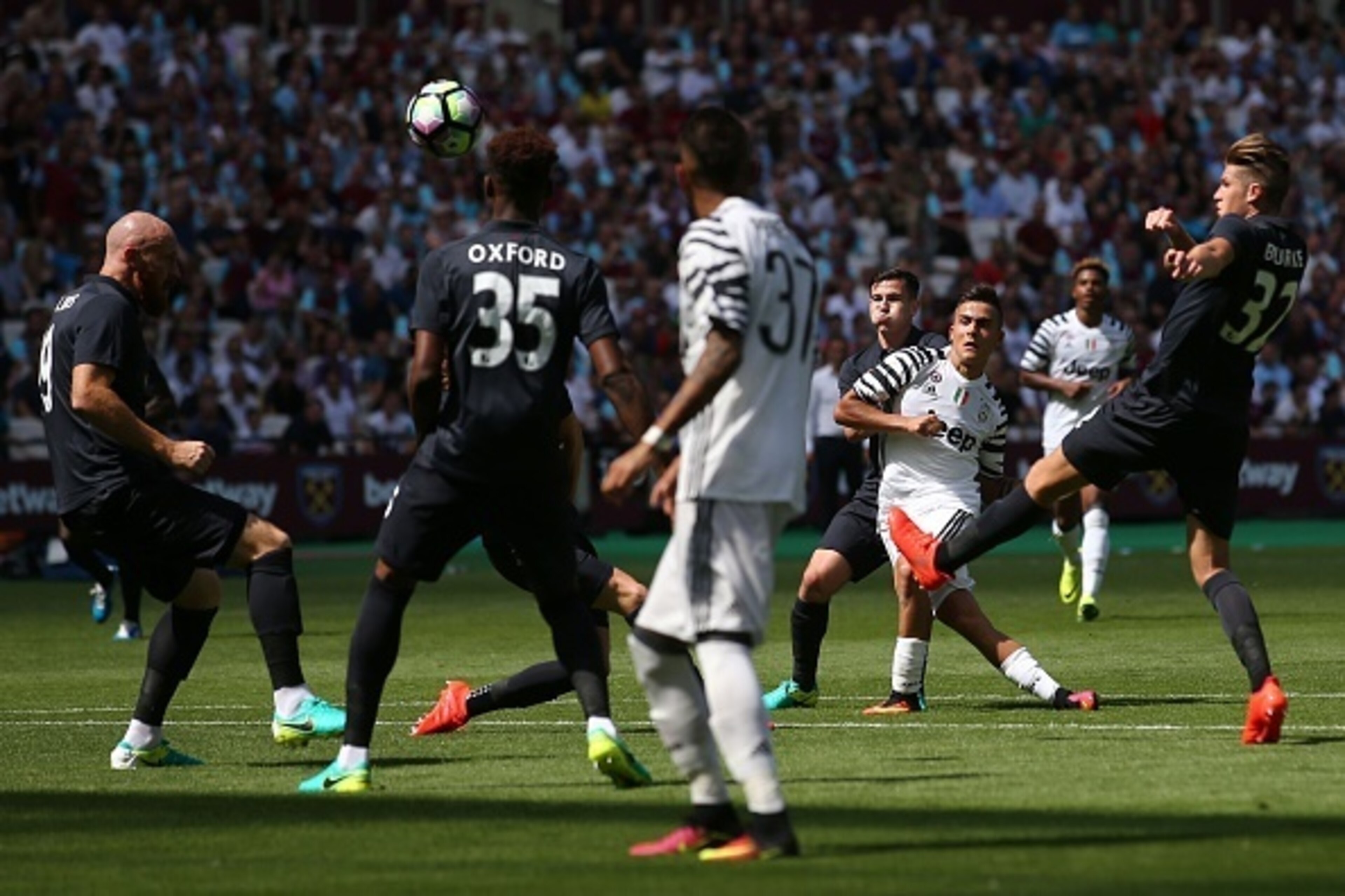 Juventus' Argentinian striker Paulo Dybala (2R) takes a shot that goes over the bar during the pre-season friendly football match between West Ham United and Juventus at the London Stadium in east London on August 7, 2016. / AFP / JUSTIN TALLIS (Ph Juventus' Argentinian striker Paulo Dybala (2R) takes a shot that goes over the bar during the pre-season friendly football match between West Ham United and Juventus at the London Stadium in east London on August 7, 2016. / AFP / JUSTIN TALLIS (Ph