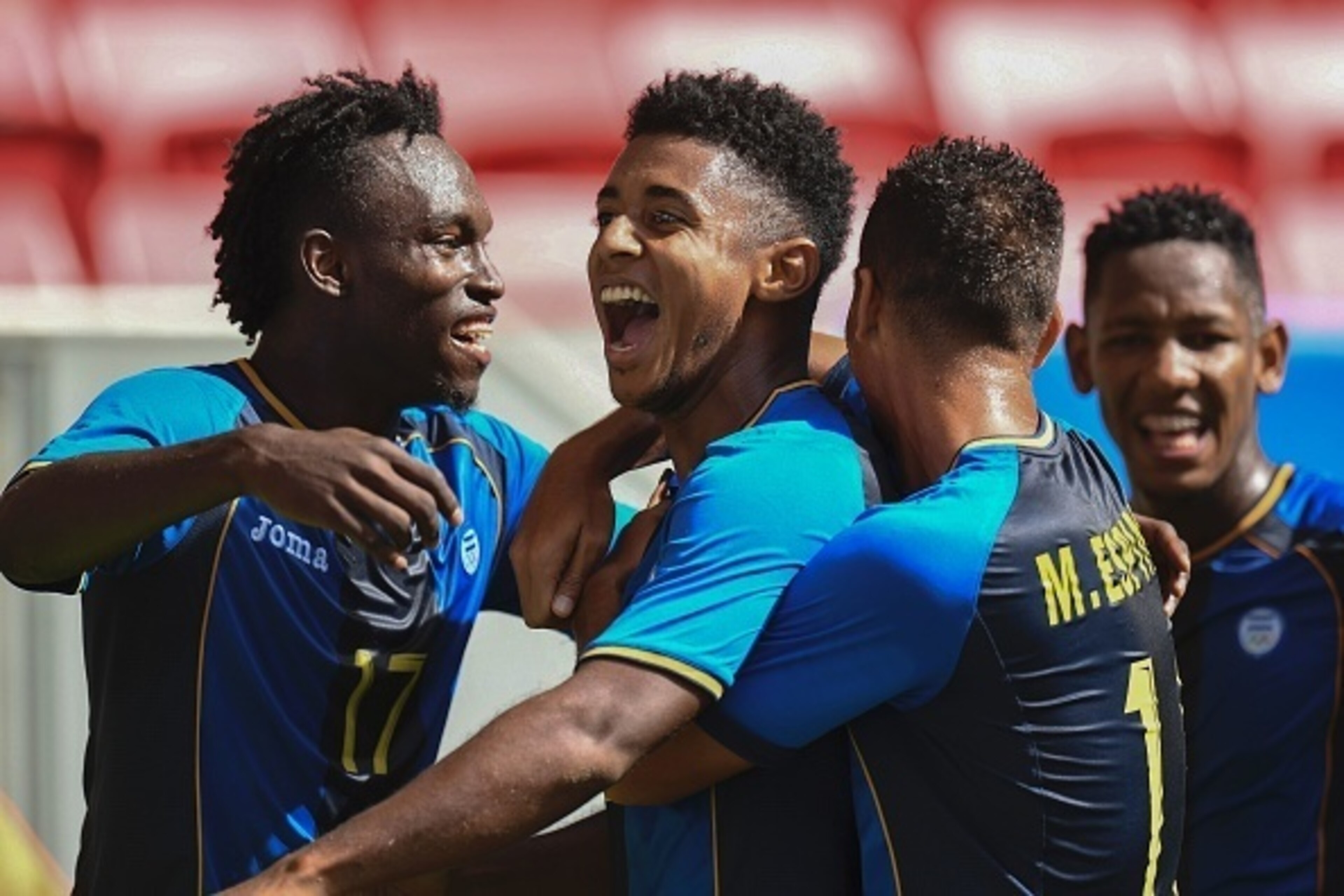 Honduras footballers celebrate after scoring during the Rio 2016 Olympic Games first Round Group D men's football match Argentina vs Honduras, at the Mane Garrincha Stadium in Brasilia, Brazil on August 10, 2016. / AFP / EVARISTO SA        (Photo credit s
