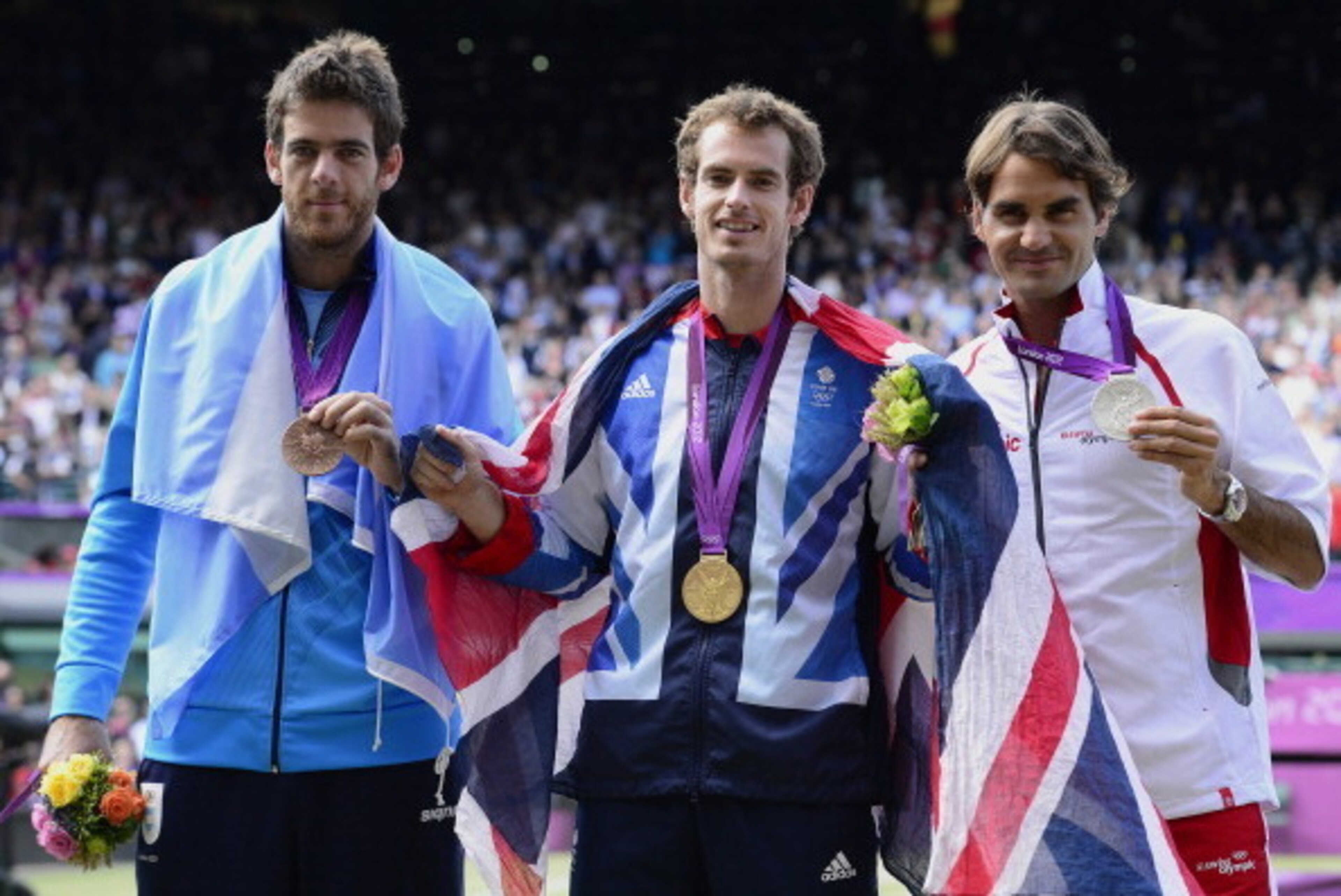 Great Britain's Andy Murray (C), Switzerland's Roger Federer (R) and Argentina's Juan Martin del Potro pose after receiving their gold, silver and bronze medals respectively, at the end of the men's singles tennis tournament of the London 2012 Olympic Gam