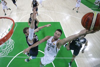 Lithuania's guard Mantas Kalnietis scores during a Men's round Group B basketball match between Lithuania and Argentina at the Carioca Arena 1 in Rio de Janeiro on August 11, 2016 during the Rio 2016 Olympic Games. / AFP / POOL / STR        (Photo credit 