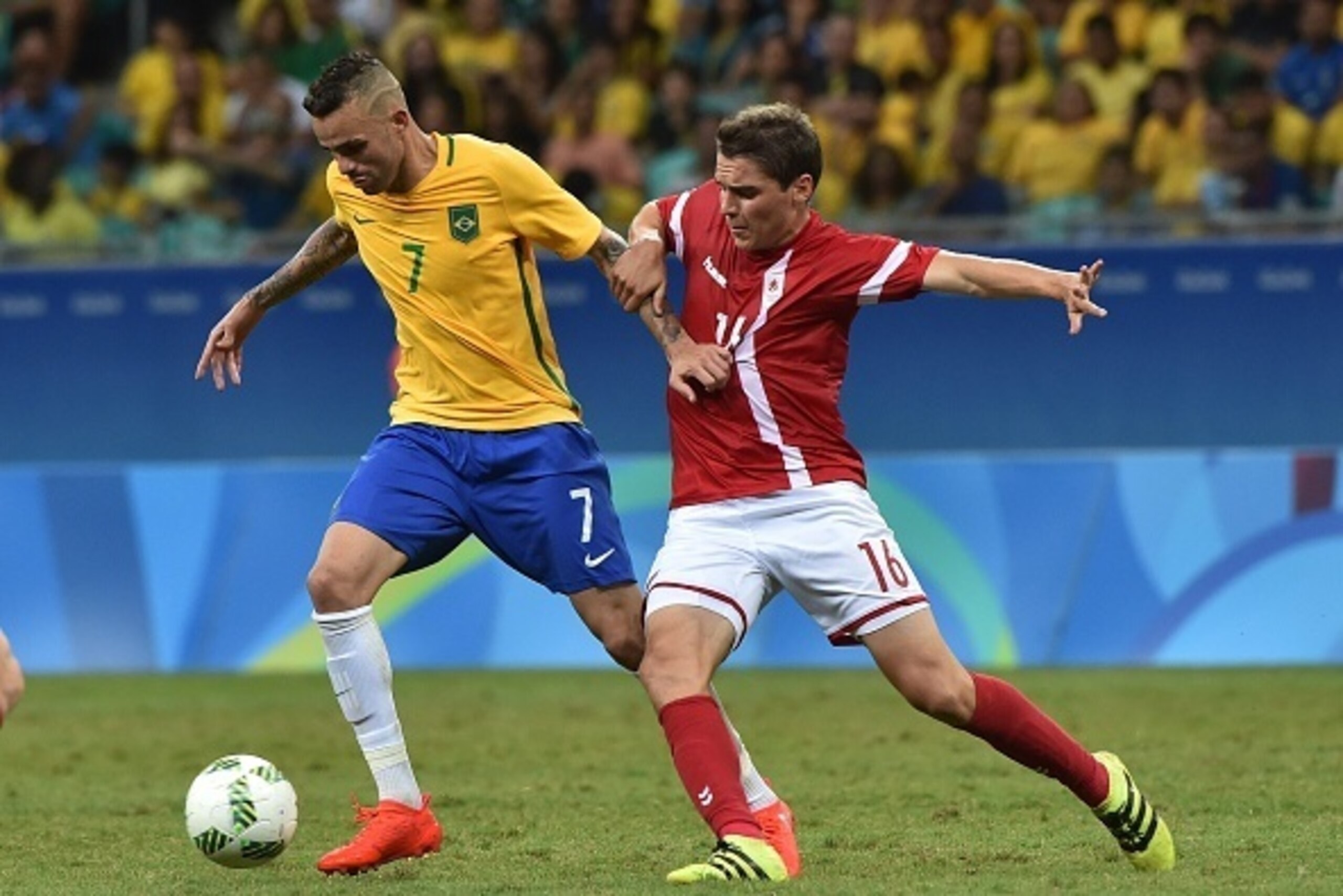 Luan Vieira (L) of Brazil vies for the ball with Robert Skov (R) of Denmark during the Rio 2016 Olympic Games mens first round Group A football match Brazil vs Denmark, at the Arena Fonte Nova Stadium in Salvador, Brazil on August 10, 2016. / AFP / NELSON Luan Vieira (L) of Brazil vies for the ball with Robert Skov (R) of Denmark during the Rio 2016 Olympic Games mens first round Group A football match Brazil vs Denmark, at the Arena Fonte Nova Stadium in Salvador, Brazil on August 10, 2016. / AFP / NELSON