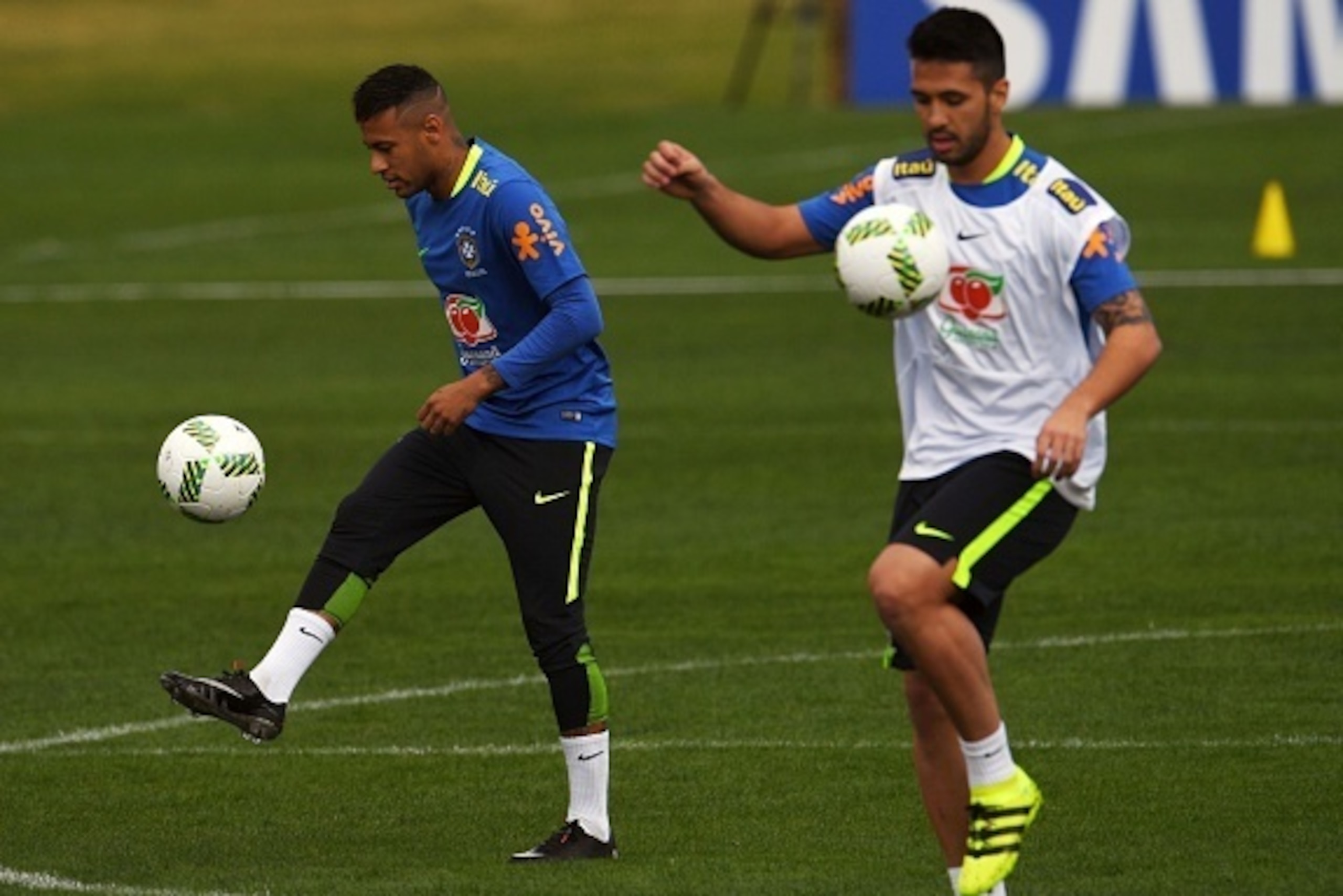 Brazilian footballers Neymar (L) and Luan take part in a training session ahead of the Rio 2016 Olympic Games, at the Granja Comary sports complex in Teresopolis, about 90 km from Rio de Janeiro, Brazil, on July 19, 2016. / AFP / VANDERLEI ALMEIDA Brazilian footballers Neymar (L) and Luan take part in a training session ahead of the Rio 2016 Olympic Games, at the Granja Comary sports complex in Teresopolis, about 90 km from Rio de Janeiro, Brazil, on July 19, 2016. / AFP / VANDERLEI ALMEIDA