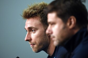 Tottenham Hotspur's Christian Eriksen (L) and manager Mauricio Pochettino (R) attend a press conference prior to a football training session at AAMI Park in Melbourne on July 28, 2016. / AFP / SAEED KHAN / IMAGE RESTRICTED TO EDITORIAL USE - STRICTLY NO C