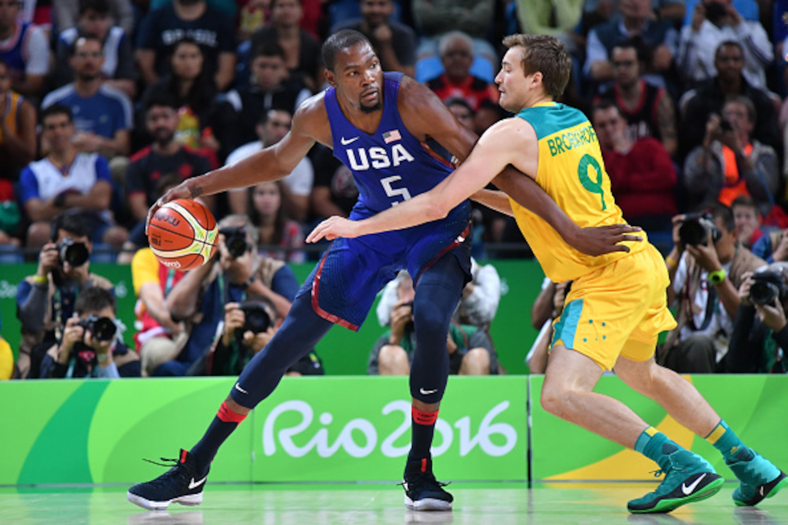 USA's guard Kevin Durant (L) holds off Australia's forward Ryan Broekhoff during a Men's round Group A basketball match between Australia and USA at the Carioca Arena 1 in Rio de Janeiro on August 10, 2016 during the Rio 2016 Olympic Games. / AFP / Andrej