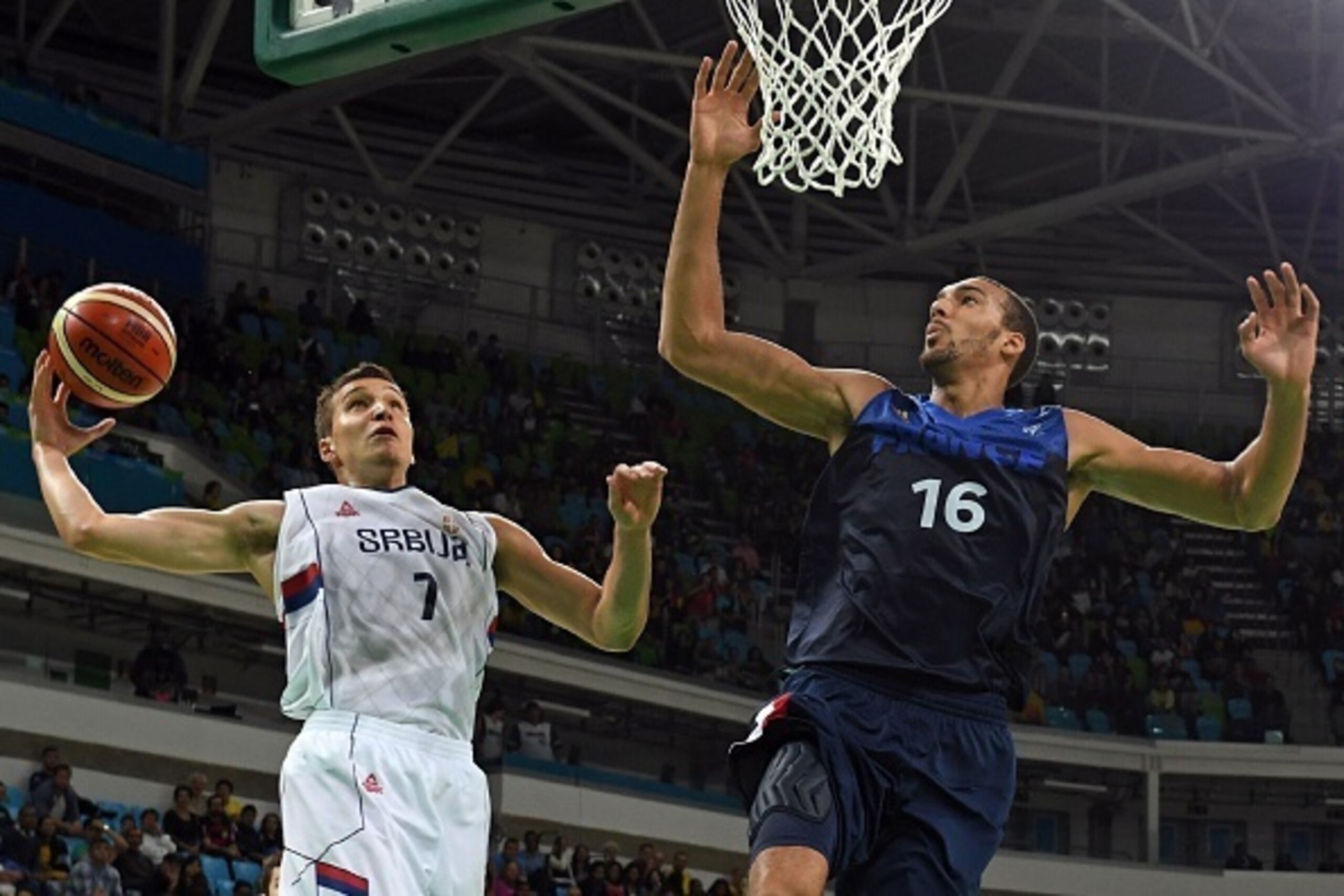 France's centre Rudy Gobert (R) defends against Serbia's shooting guard Bogdan Bogdanovic during a Men's round Group A basketball match between Serbia and France at the Carioca Arena 1 in Rio de Janeiro on August 10, 2016 during the Rio 2016 Olympic Games