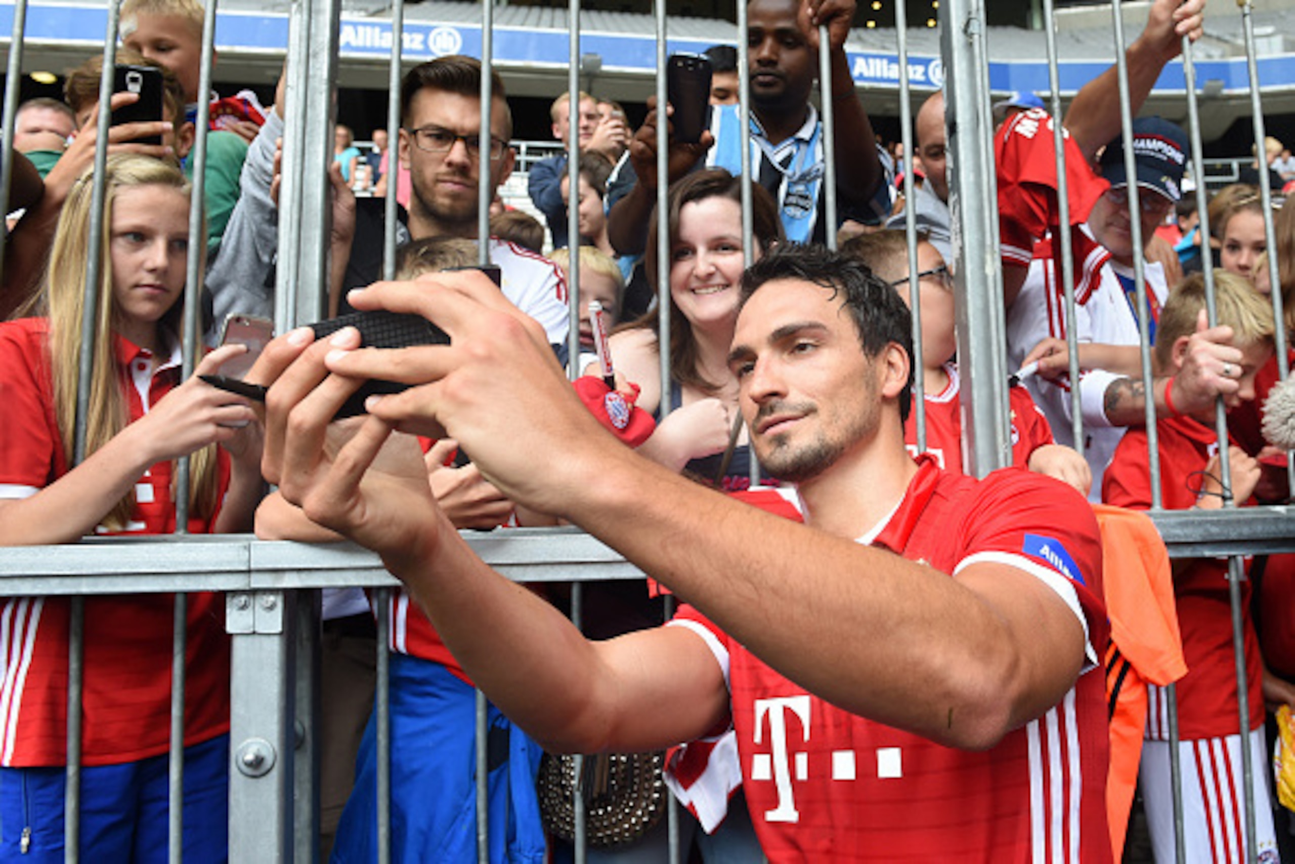 Bayern Munich's new defender Mats Hummels takes a selfie with supporters after a training session of the German first division Bundesliga club FC Bayern Munich in the stadium in Munich, southern Germany, on August 6, 2016.  / AFP / CHRISTOF STACHE        