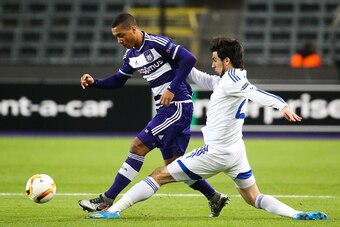 Anderlecht's Youri Tielemans (L) vies with Qarabag's midfielder Afran Ismayilov during the UEFA Europa League group J football match RSC Anderlecht vs Qarabag Futbol Klubu in Brussels on December 10, 2015.

 / AFP / BELGA / VIRGINIE LEFOUR        (Photo c